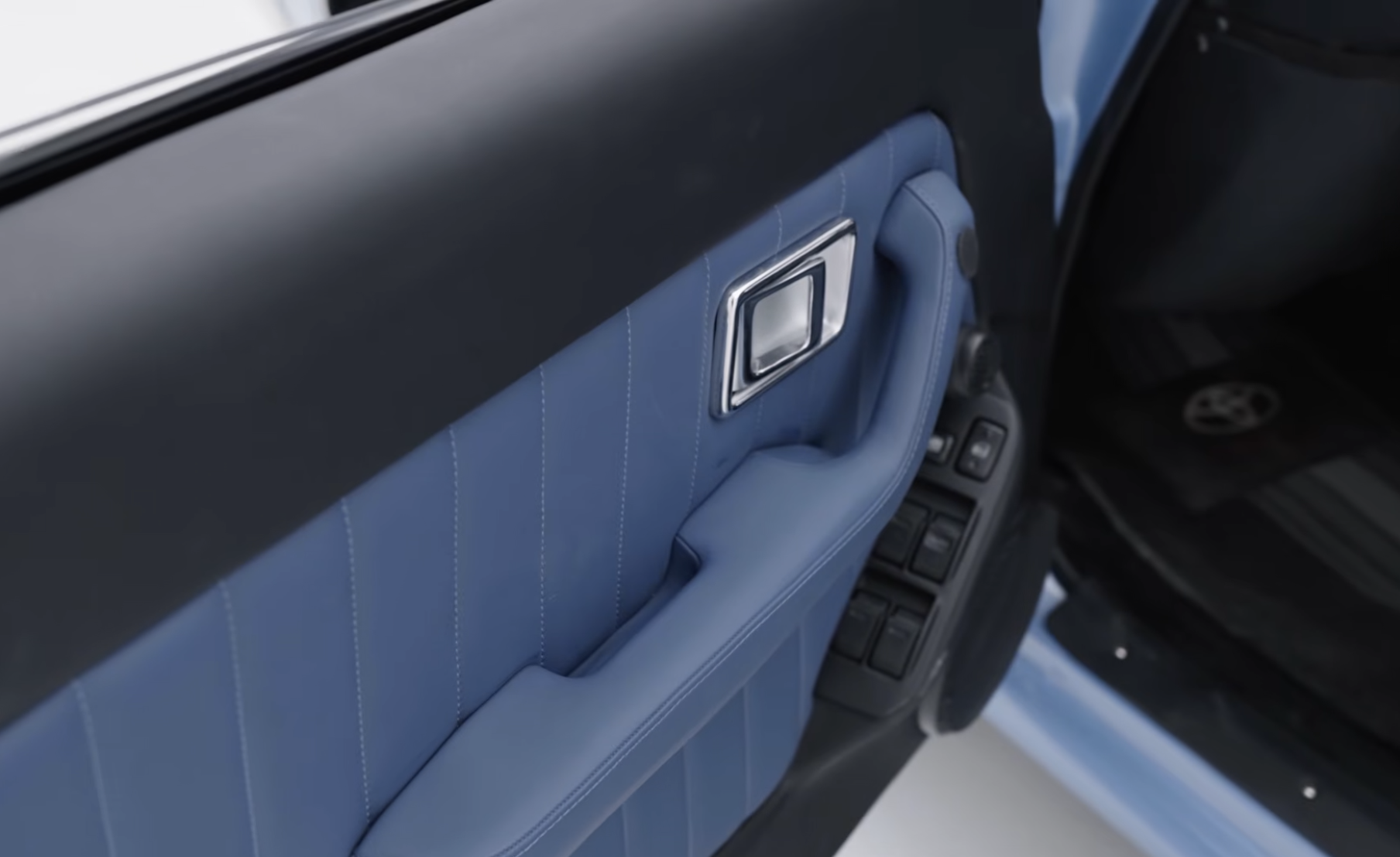 Dân chơi Việt 'hồi sinh' Toyota Corolla Crown hơn 45 tuổi: Cắt, hàn từ từng chi tiết nhỏ, lắp màn hình lớn, sơn màu như trên 'Mẹc G'- Ảnh 11.