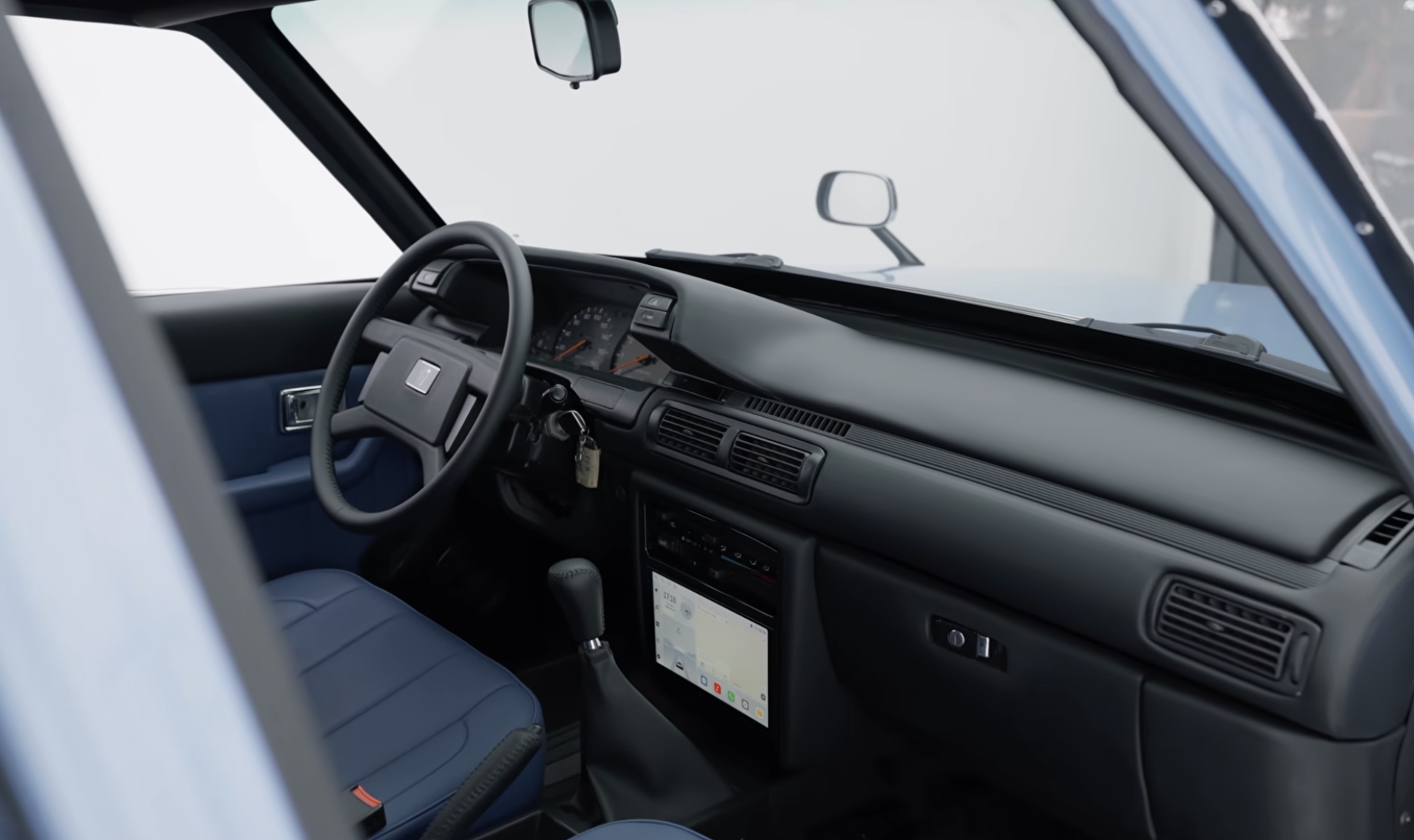 Dân chơi Việt 'hồi sinh' Toyota Corolla Crown hơn 45 tuổi: Cắt, hàn từ từng chi tiết nhỏ, lắp màn hình lớn, sơn màu như trên 'Mẹc G'- Ảnh 10.