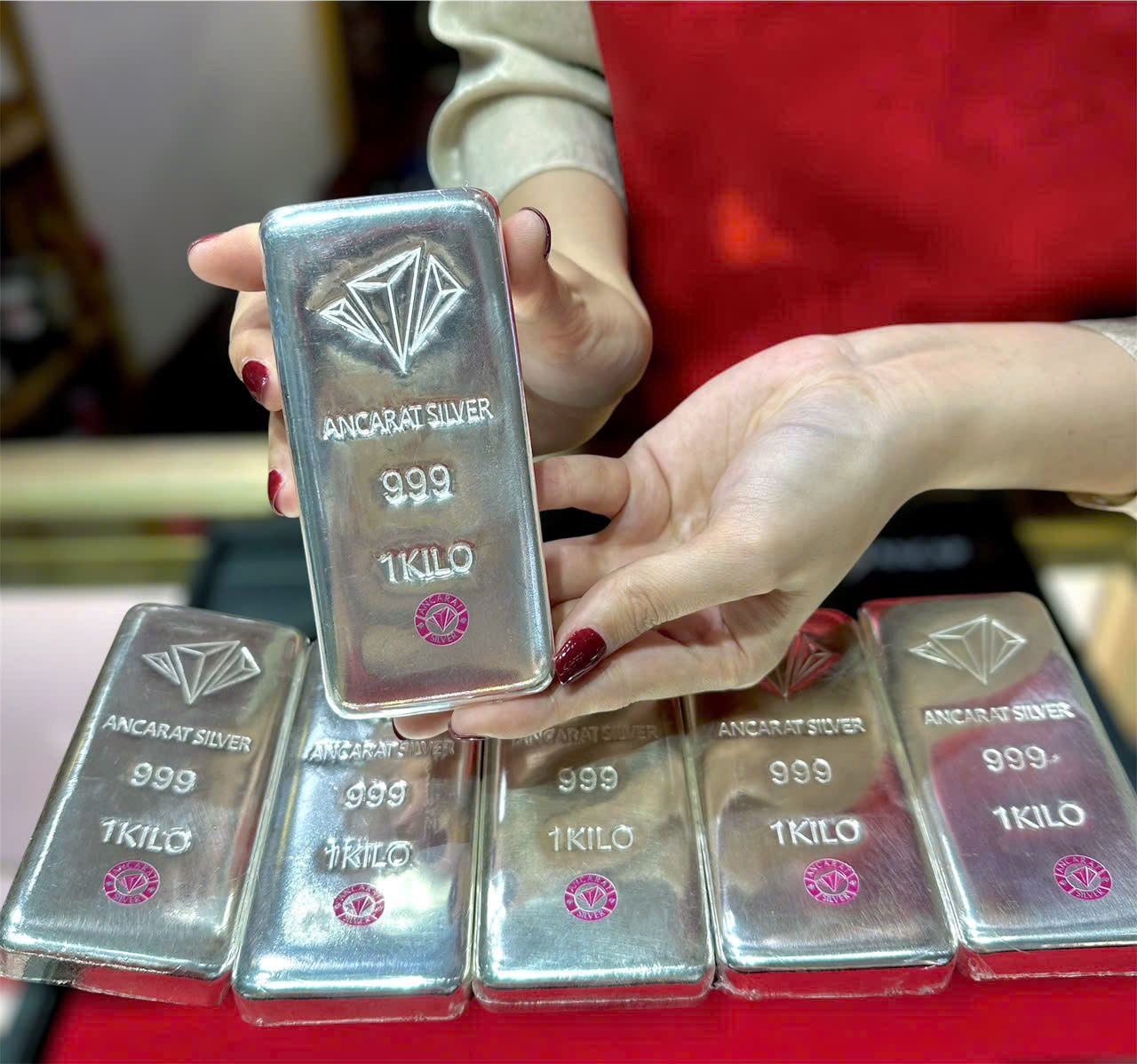 Giá bạc hôm nay 17 - 3 tăng nhanh hơn vàng , lập kỷ lục mới - Ảnh 2.