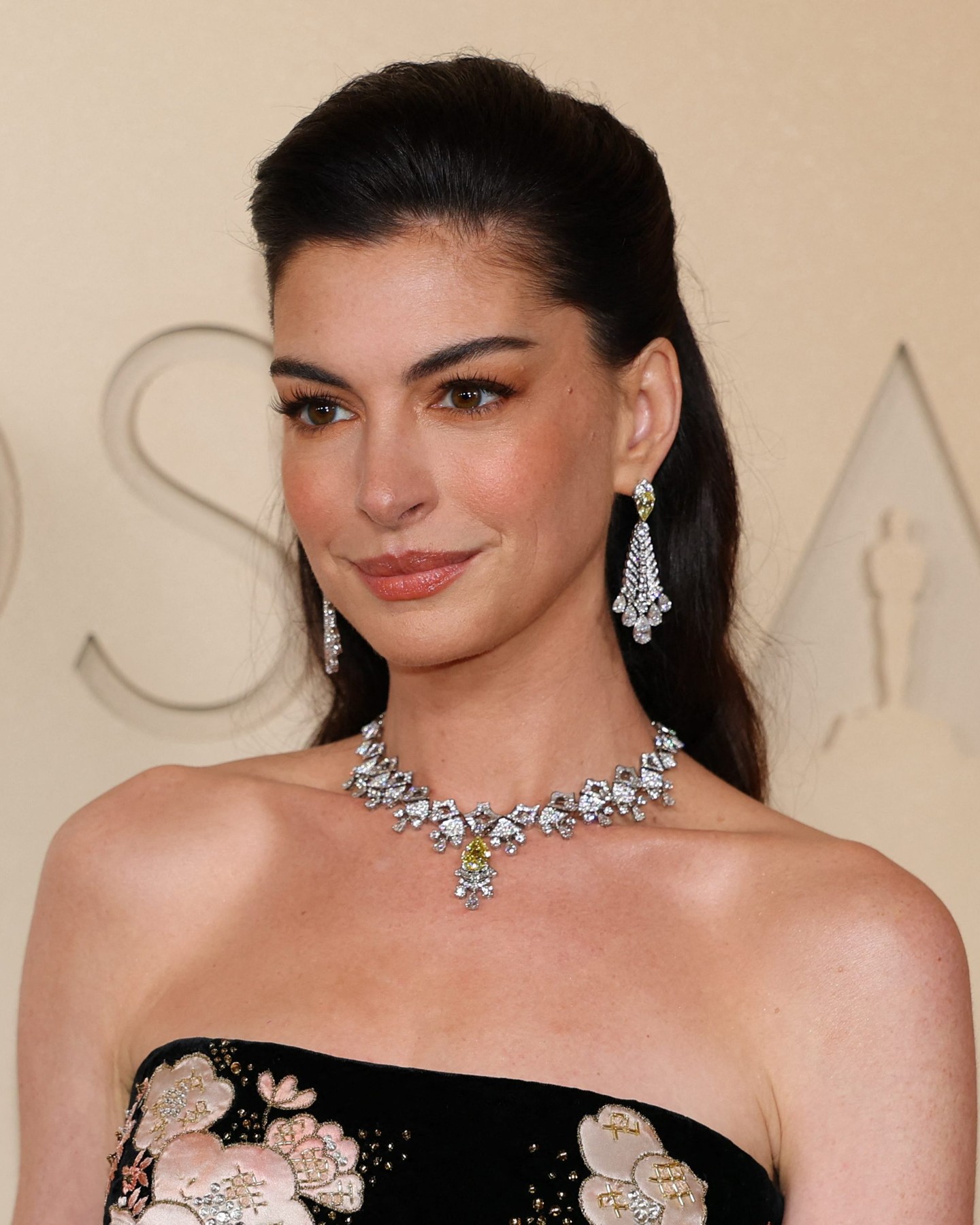 Anne Hathaway 44 trông như 24: Có kiểu ăn "chống già" phụ nữ trung niên rất nên học hỏi - Ảnh 2.