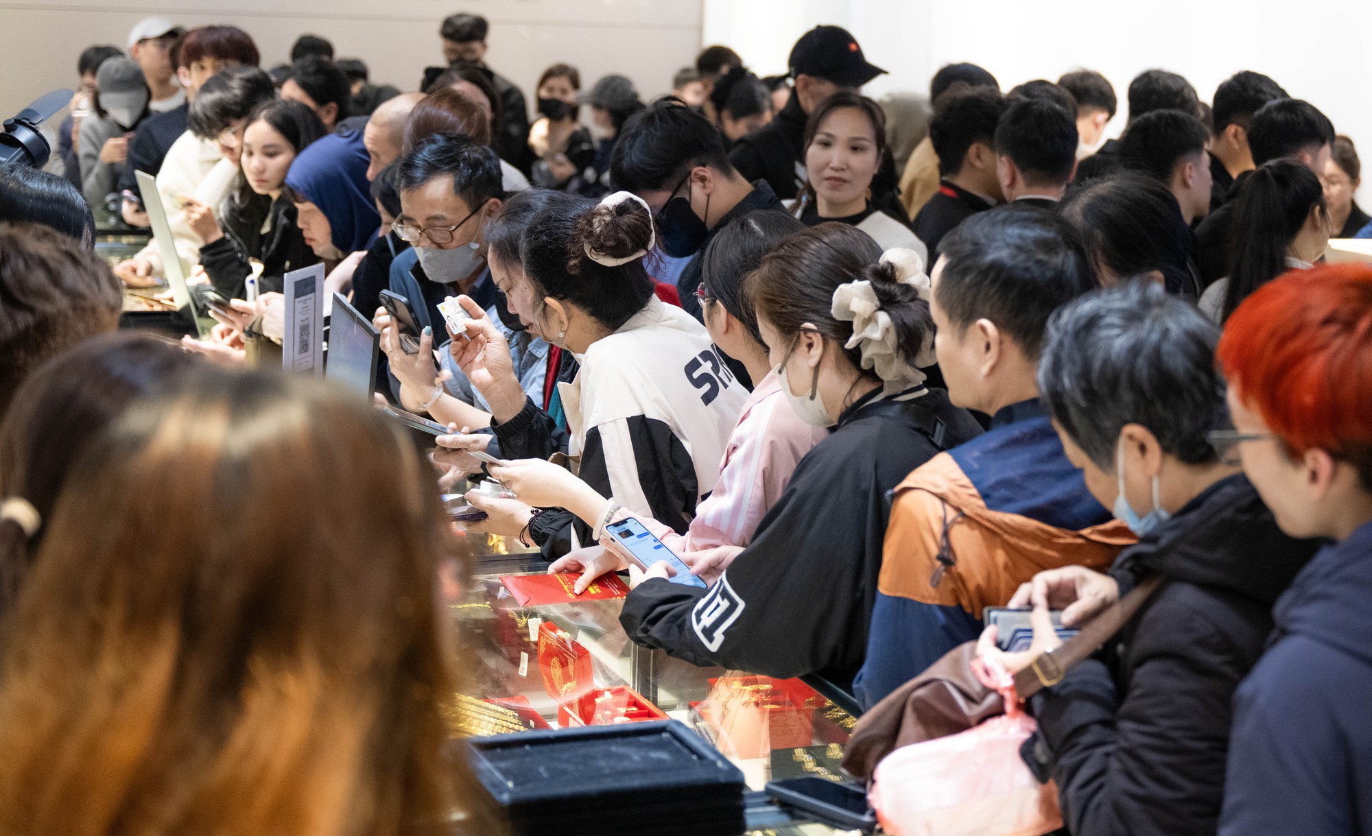 [CLIP] Con đường gần 1km ở Hà Nội có cả chục tiệm vàng: Bên xếp hàng dằng dặc - bên lại vắng tanh, vì sao?- Ảnh 6.