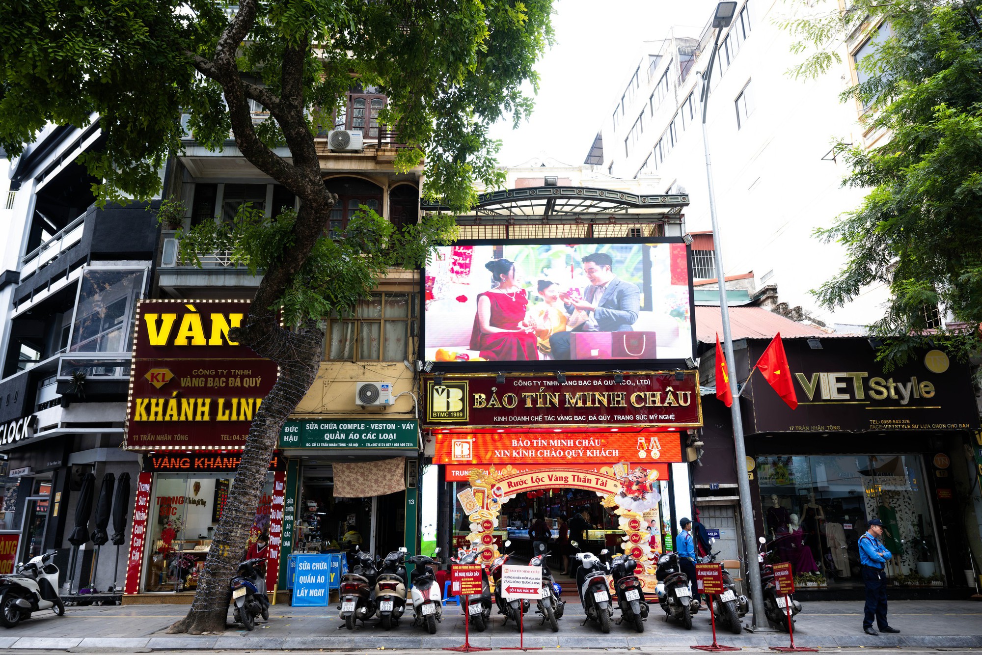 [CLIP] Con đường gần 1km ở Hà Nội có cả chục tiệm vàng: Bên xếp hàng dằng dặc - bên lại vắng tanh, vì sao?- Ảnh 3.