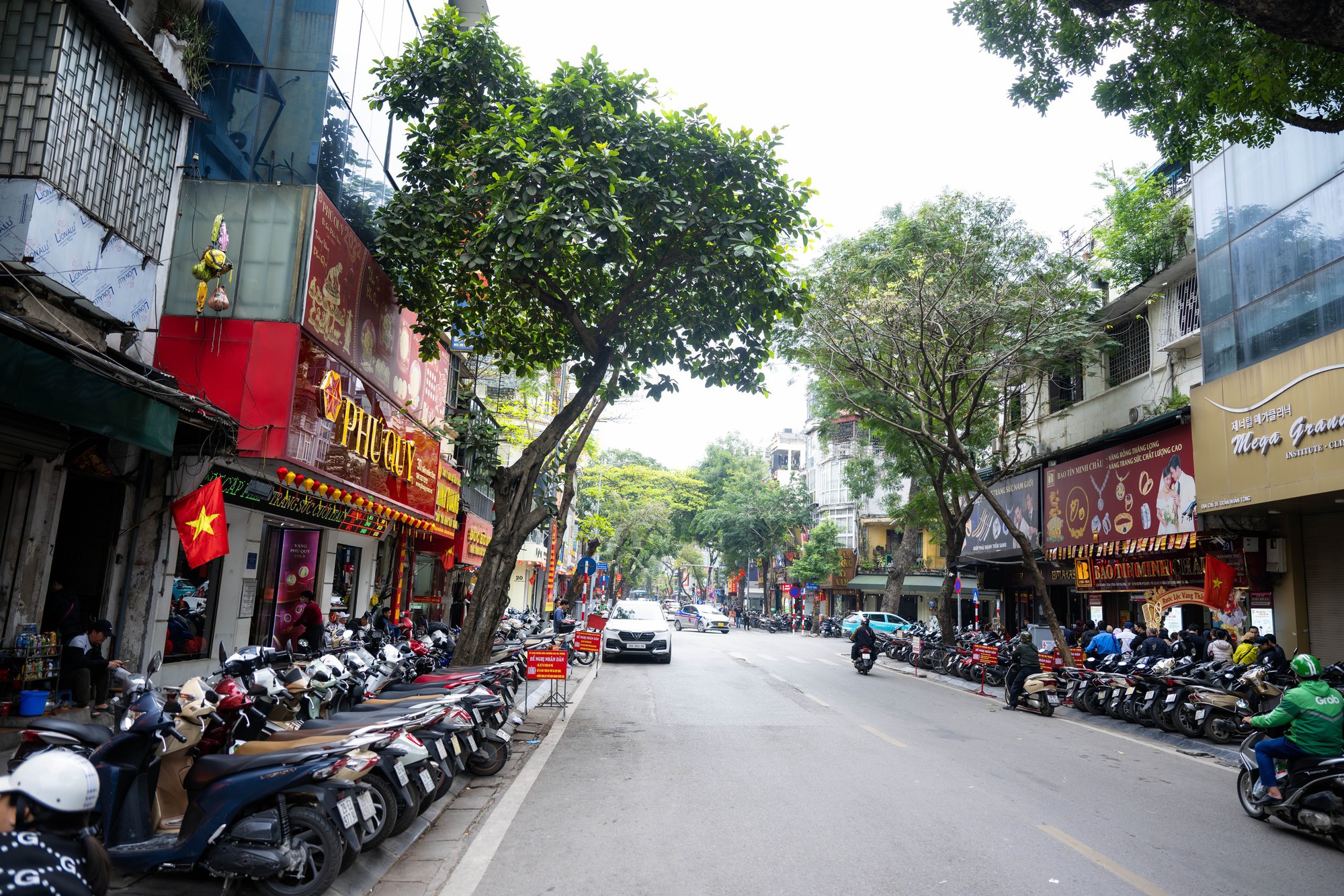 [CLIP] Con đường gần 1km ở Hà Nội có cả chục tiệm vàng: Bên xếp hàng dằng dặc - bên lại vắng tanh, vì sao?- Ảnh 12.