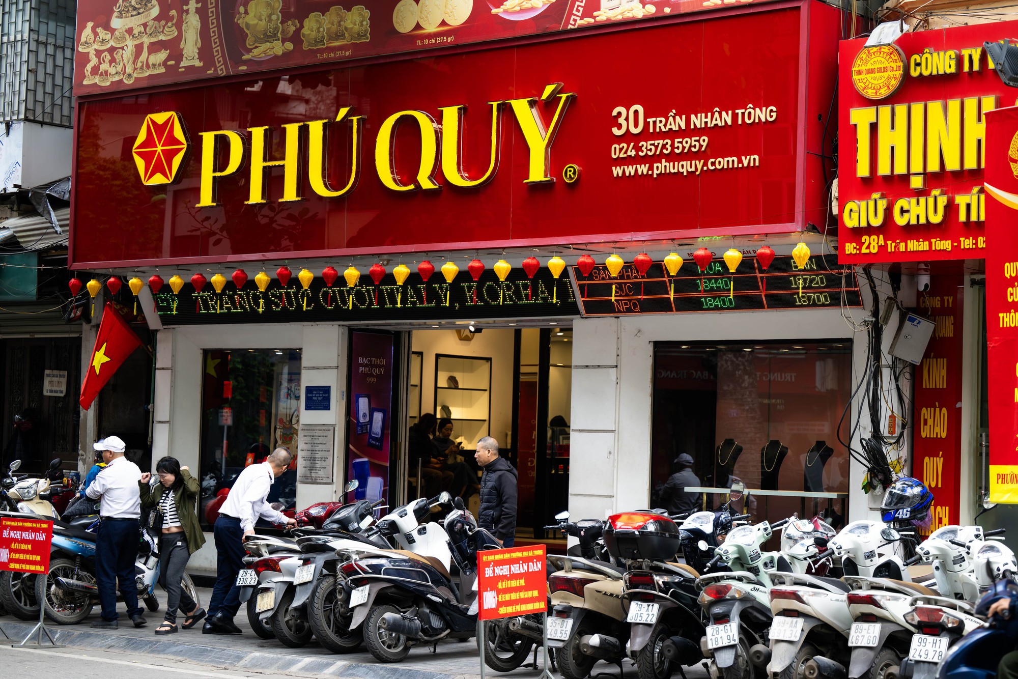 [CLIP] Con đường gần 1km ở Hà Nội có cả chục tiệm vàng: Bên xếp hàng dằng dặc - bên lại vắng tanh, vì sao?- Ảnh 2.