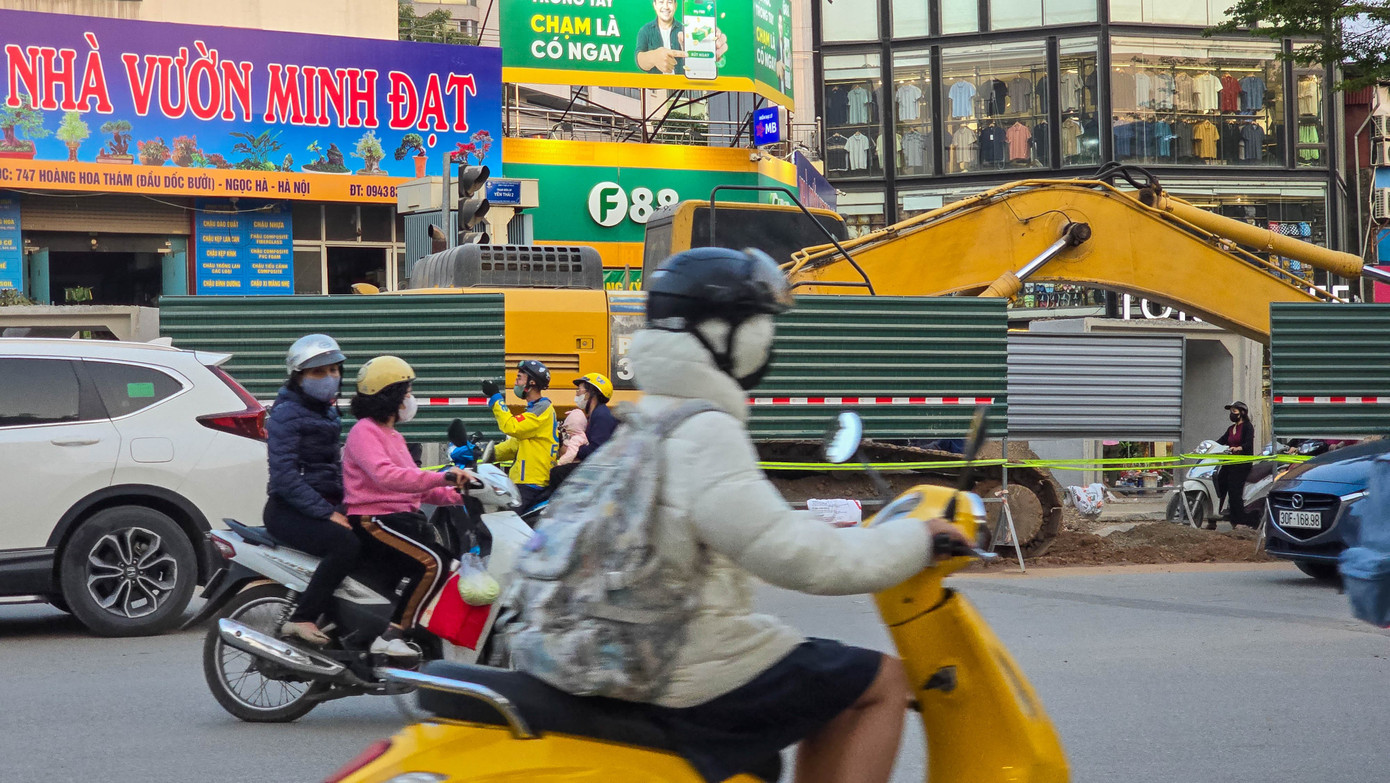 Đào đường, dựng rào chắn thi công cống ngầm khẩn cấp lưu vực Tô Lịch - Tả Nhuệ - Ảnh 5.