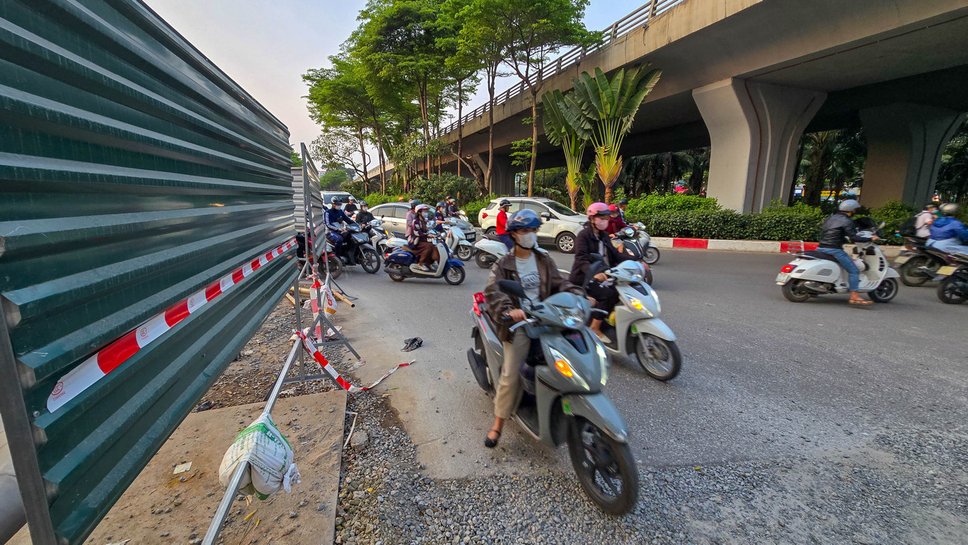 Đào đường, dựng rào chắn thi công cống ngầm khẩn cấp lưu vực Tô Lịch - Tả Nhuệ - Ảnh 4.