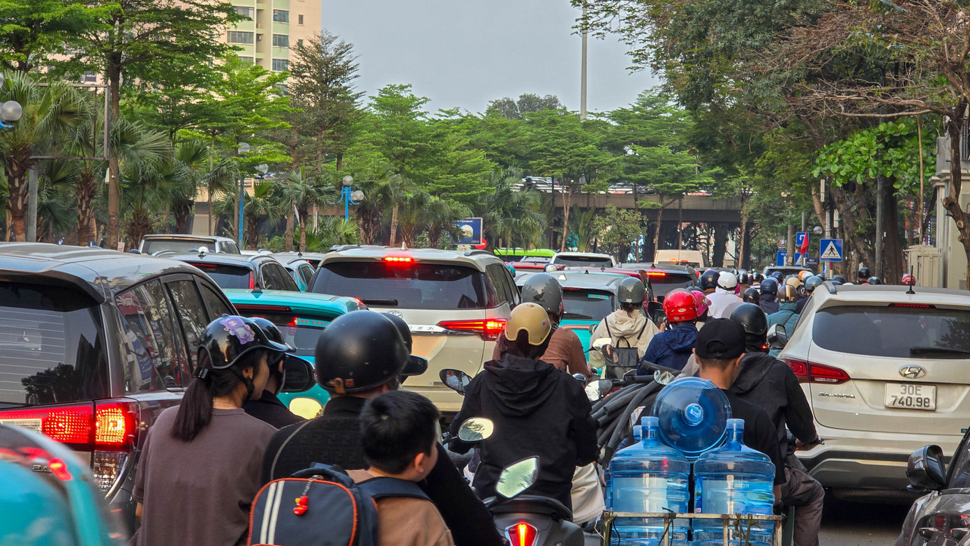 Đào đường, dựng rào chắn thi công cống ngầm khẩn cấp lưu vực Tô Lịch - Tả Nhuệ - Ảnh 3.