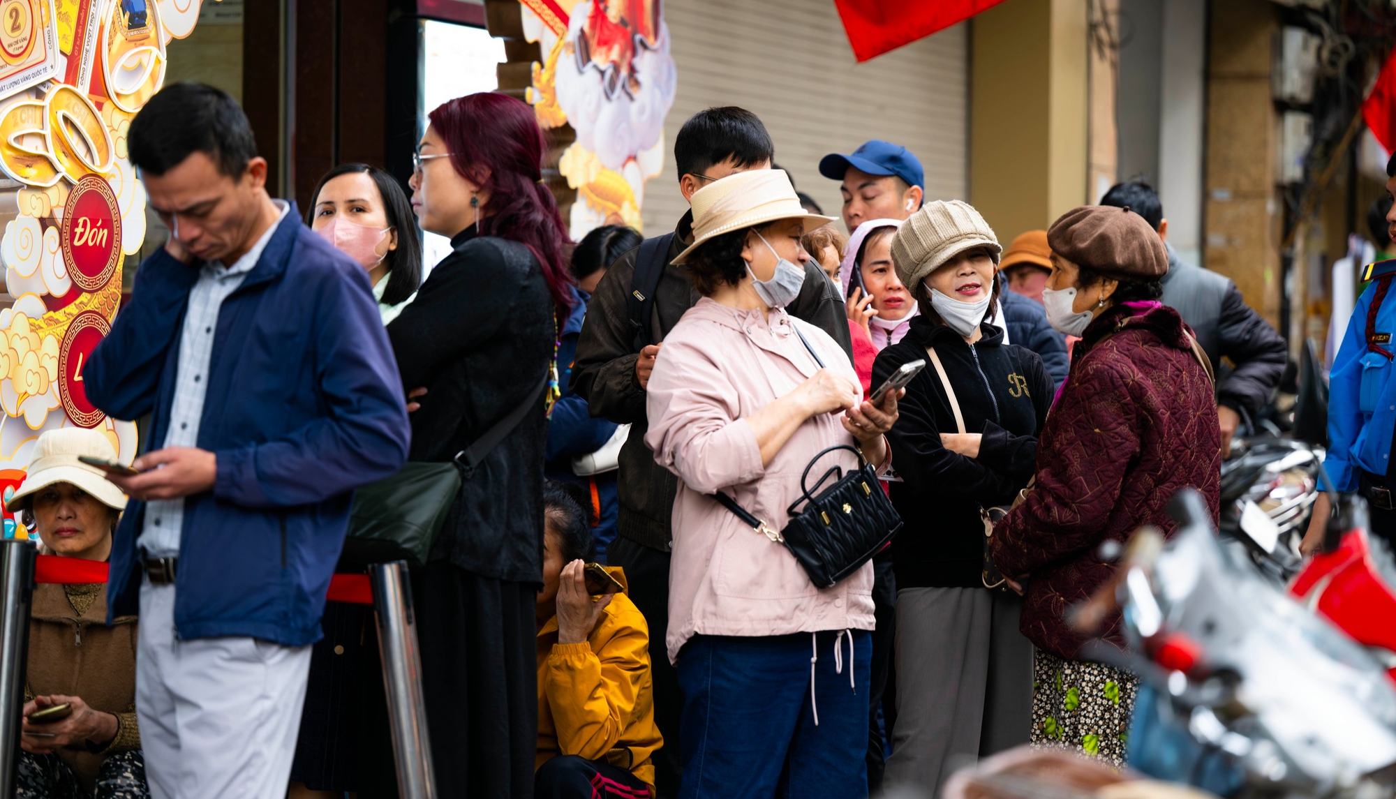 [CLIP] Con đường gần 1km ở Hà Nội có cả chục tiệm vàng: Bên xếp hàng dằng dặc - bên lại vắng tanh, vì sao?- Ảnh 7.