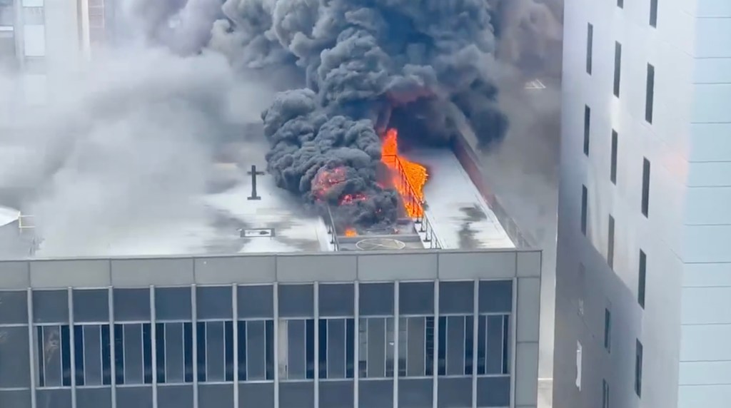 NÓNG: Toà nhà trung tâm New York bốc cháy ngùn ngụt- Ảnh 2.