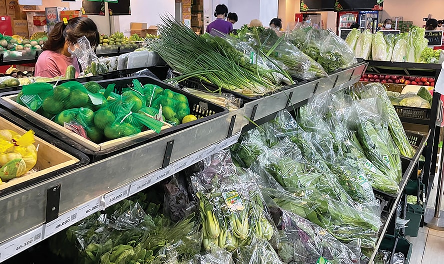 Quầy rau siêu thị nhìn bó nào cũng xanh mướt, tươi mơn mởn: Nhân viên tiết lộ "quy tắc ngầm" - Ảnh 1.