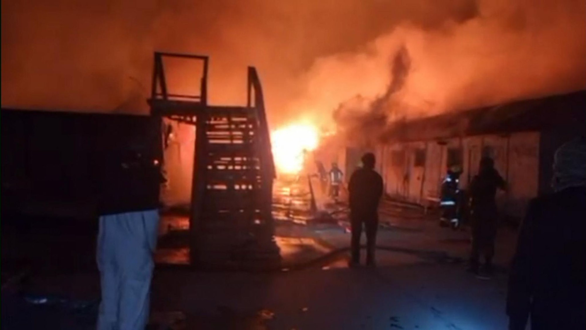 Bệnh viện ở thủ đô Afghanistan hứng không kích, 400 người thiệt mạng - Ảnh 1.