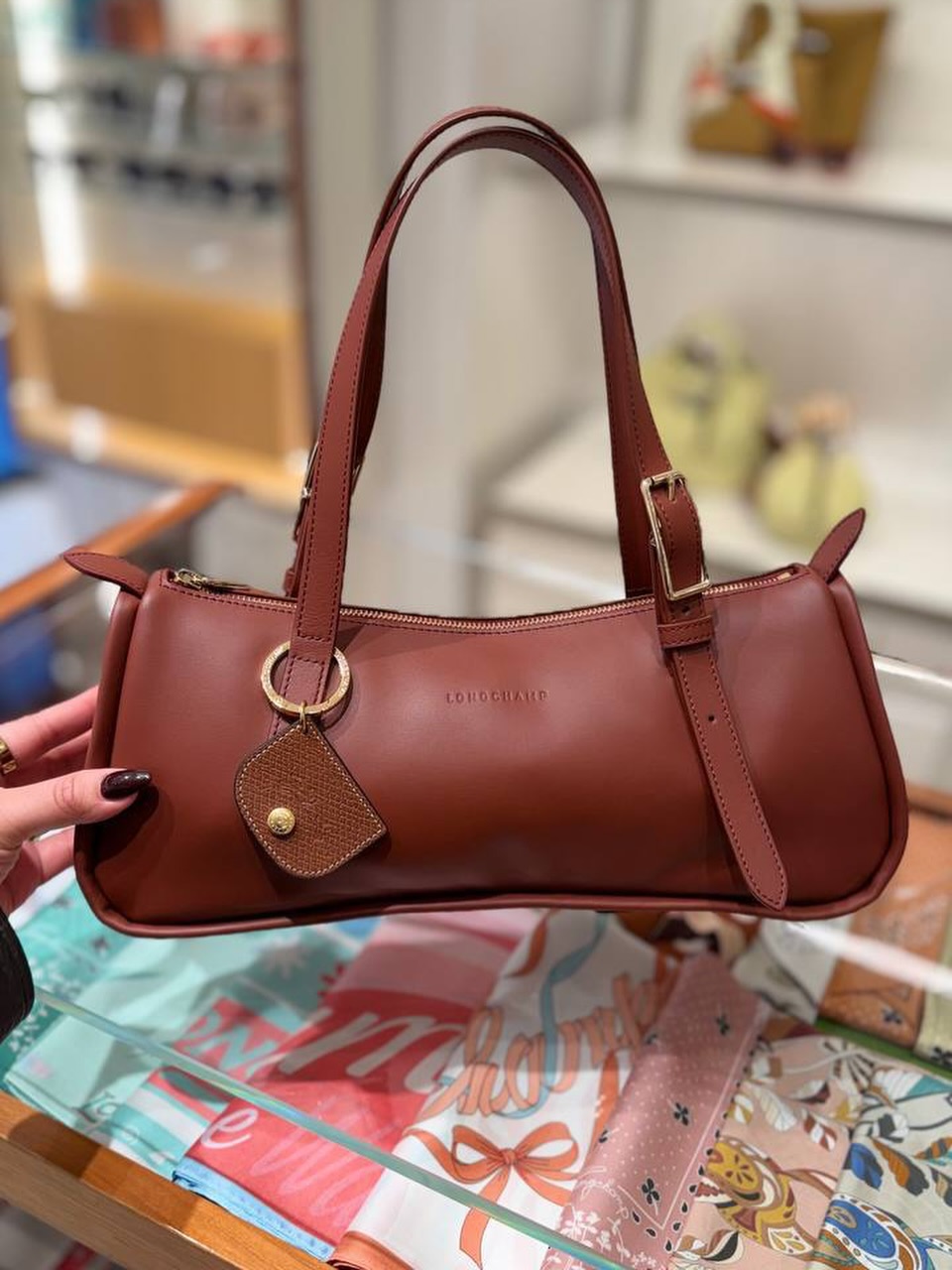 2026, dáng túi này sẽ hiện diện khắp nơi: Jennie đẩy Chanel hot nhất trend, giờ thì brand nào cũng có- Ảnh 9.