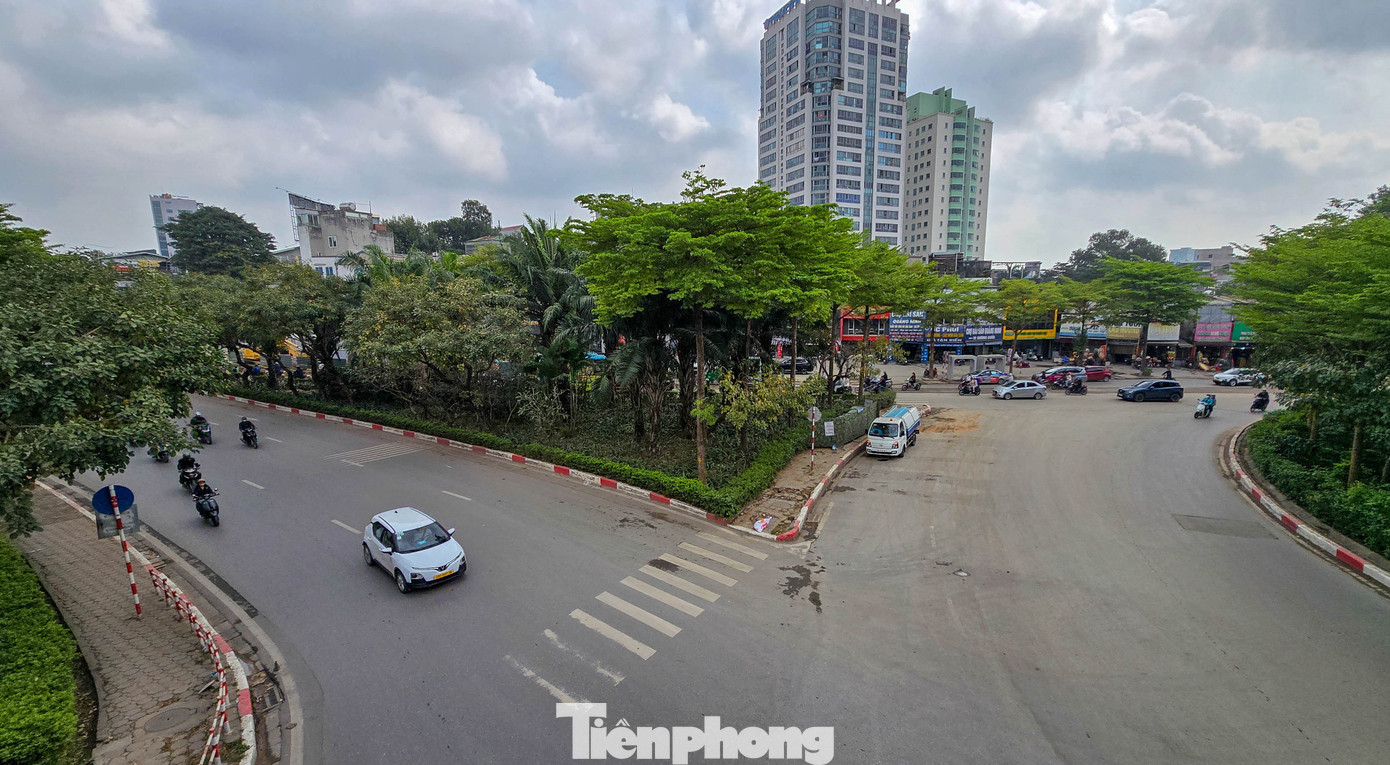 Đào đường, dựng rào chắn thi công cống ngầm khẩn cấp lưu vực Tô Lịch - Tả Nhuệ - Ảnh 15.