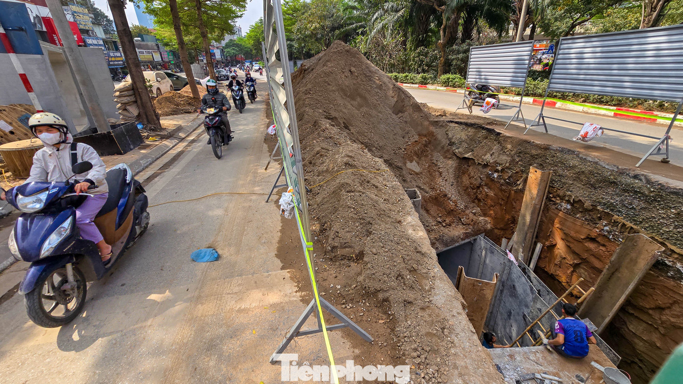 Đào đường, dựng rào chắn thi công cống ngầm khẩn cấp lưu vực Tô Lịch - Tả Nhuệ - Ảnh 7.
