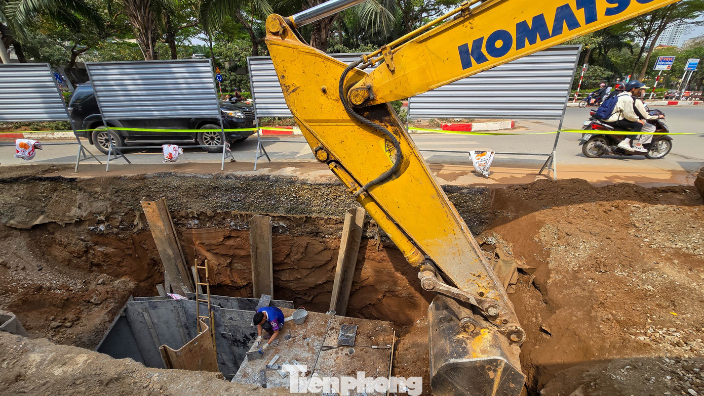 Đào đường, dựng rào chắn thi công cống ngầm khẩn cấp lưu vực Tô Lịch - Tả Nhuệ - Ảnh 6.
