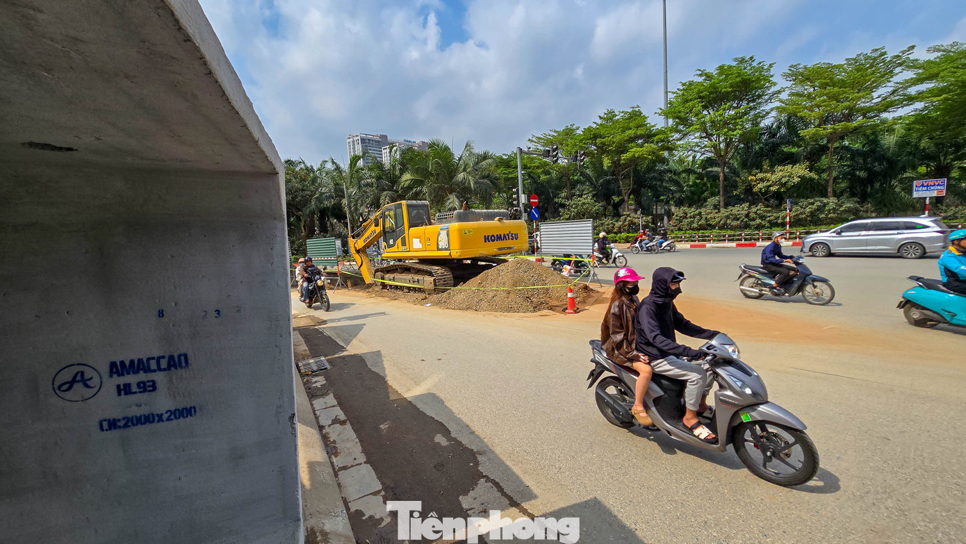 Đào đường, dựng rào chắn thi công cống ngầm khẩn cấp lưu vực Tô Lịch - Tả Nhuệ - Ảnh 11.