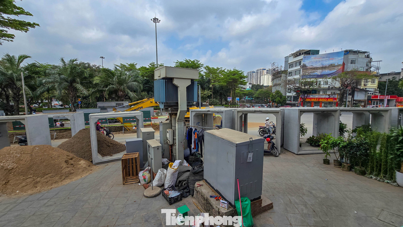 Đào đường, dựng rào chắn thi công cống ngầm khẩn cấp lưu vực Tô Lịch - Tả Nhuệ - Ảnh 2.