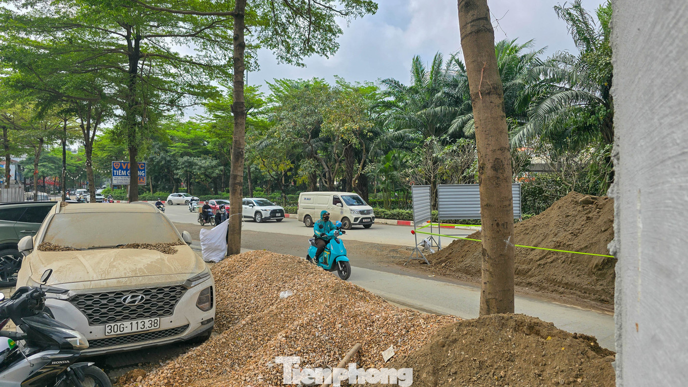 Đào đường, dựng rào chắn thi công cống ngầm khẩn cấp lưu vực Tô Lịch - Tả Nhuệ - Ảnh 13.