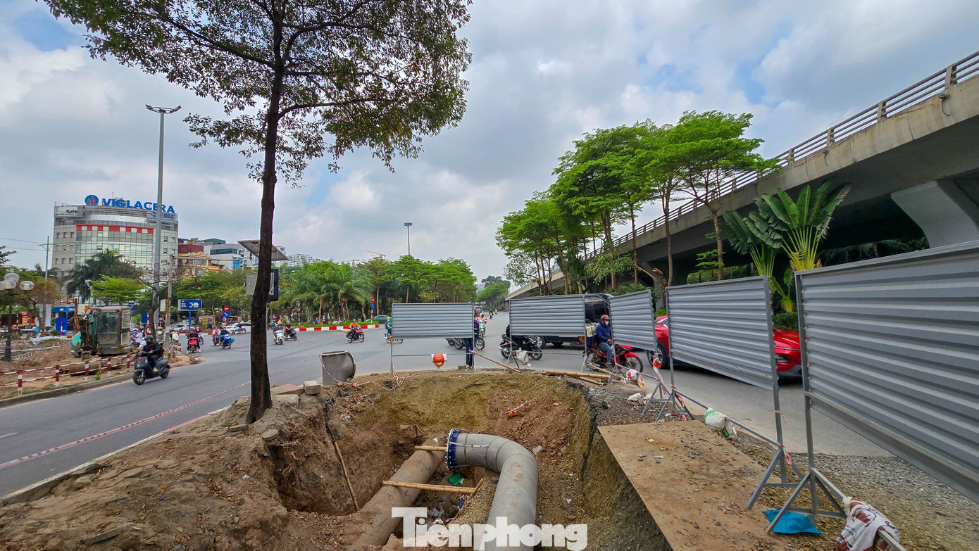 Đào đường, dựng rào chắn thi công cống ngầm khẩn cấp lưu vực Tô Lịch - Tả Nhuệ - Ảnh 10.