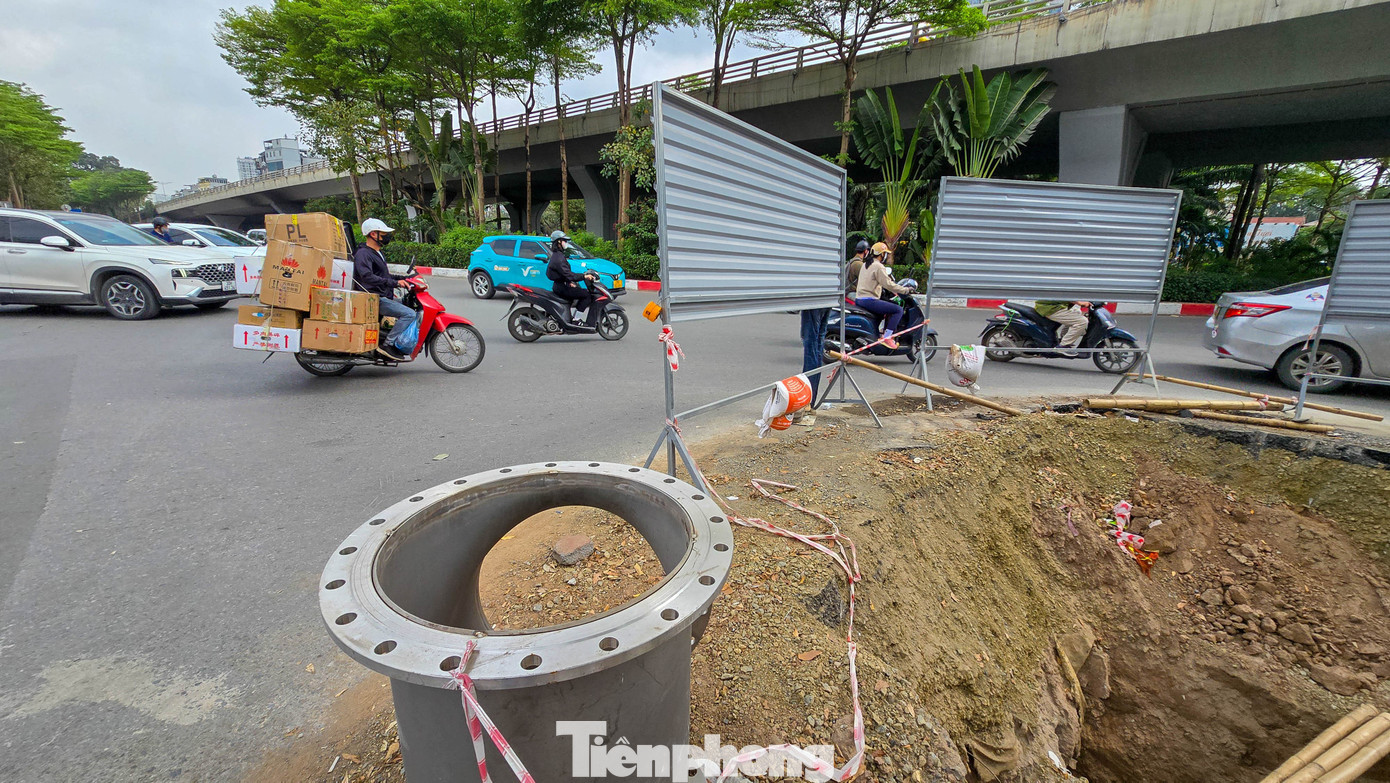 Đào đường, dựng rào chắn thi công cống ngầm khẩn cấp lưu vực Tô Lịch - Tả Nhuệ - Ảnh 14.