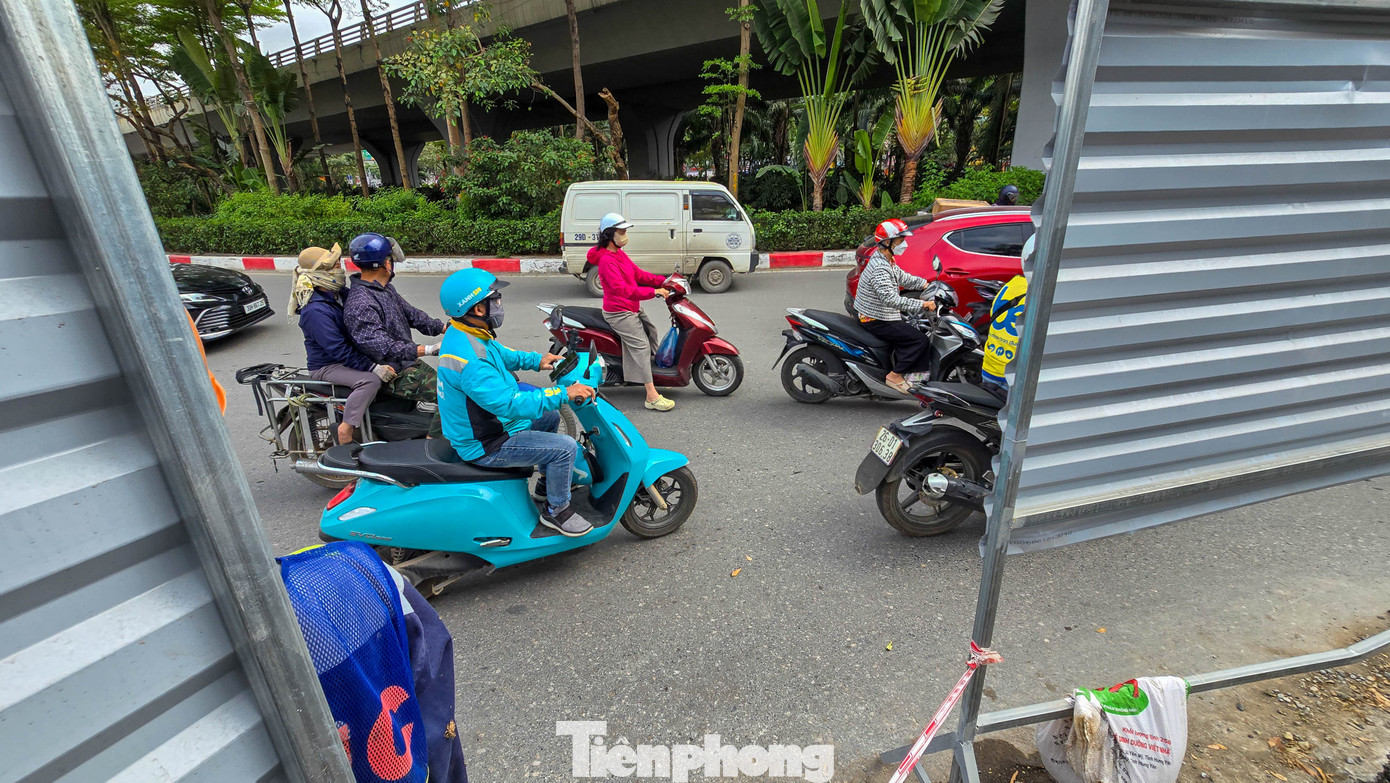 Đào đường, dựng rào chắn thi công cống ngầm khẩn cấp lưu vực Tô Lịch - Tả Nhuệ - Ảnh 12.
