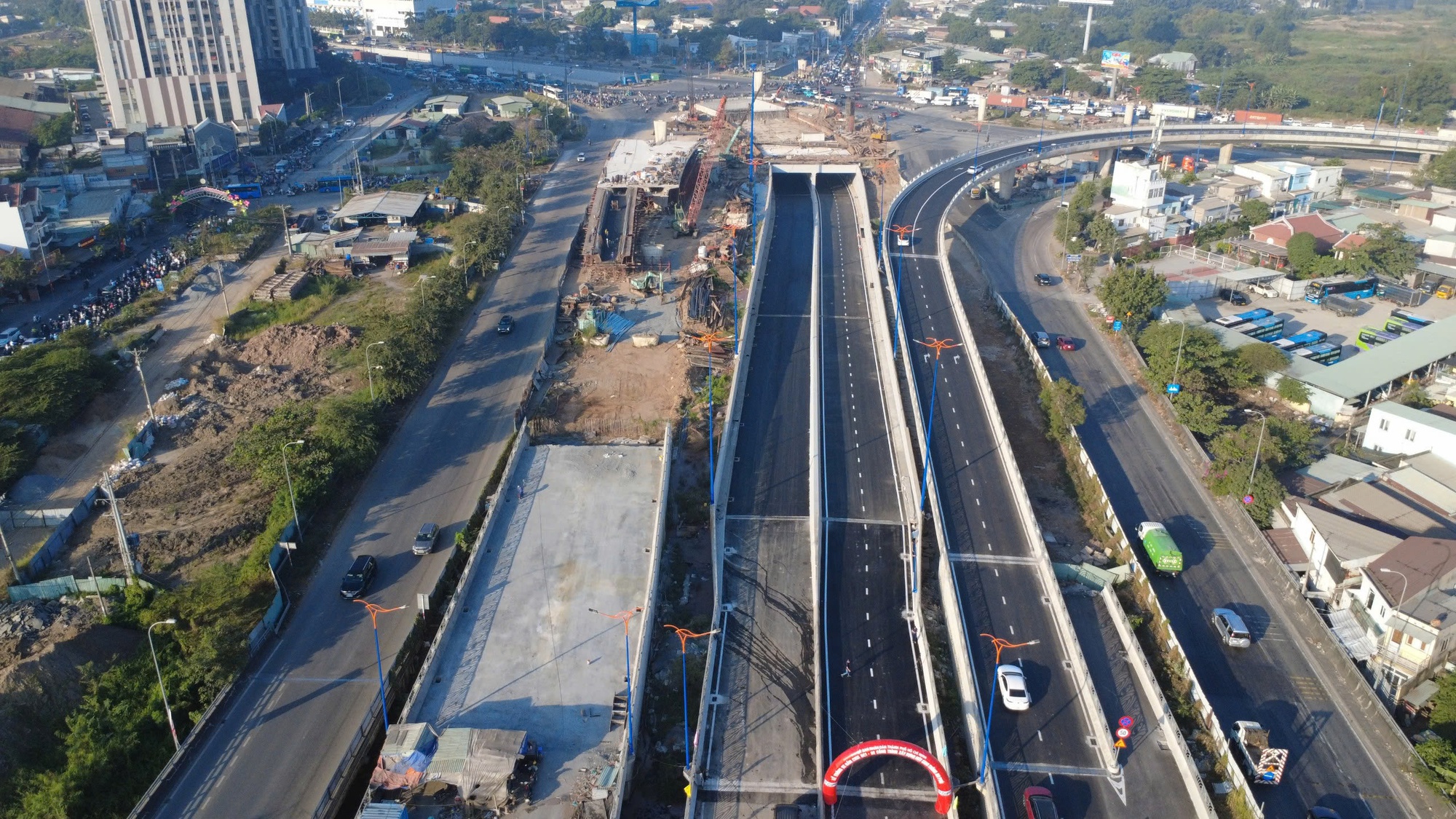 Chủ tịch UBND TPHCM kiểm tra tiến độ nút giao An Phú - Ảnh 3.