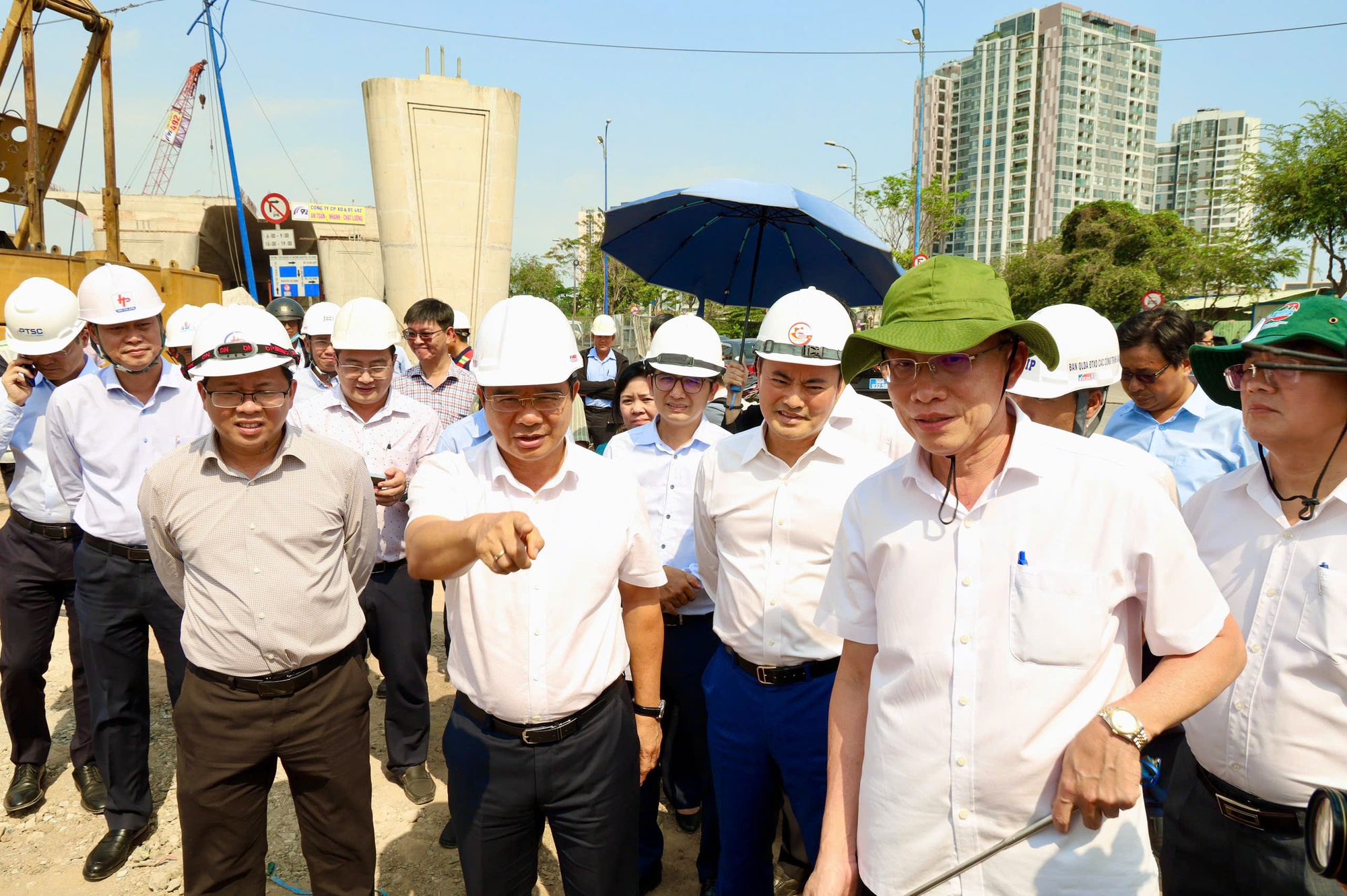 Chủ tịch UBND TPHCM kiểm tra tiến độ nút giao An Phú - Ảnh 4.