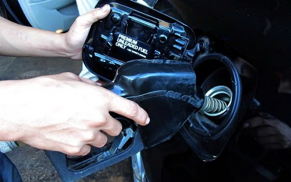 Quản lý thị trường TP HCM: Những cây xăng bán nhỏ giọt và găm hàng đã bị xử lý- Ảnh 1.