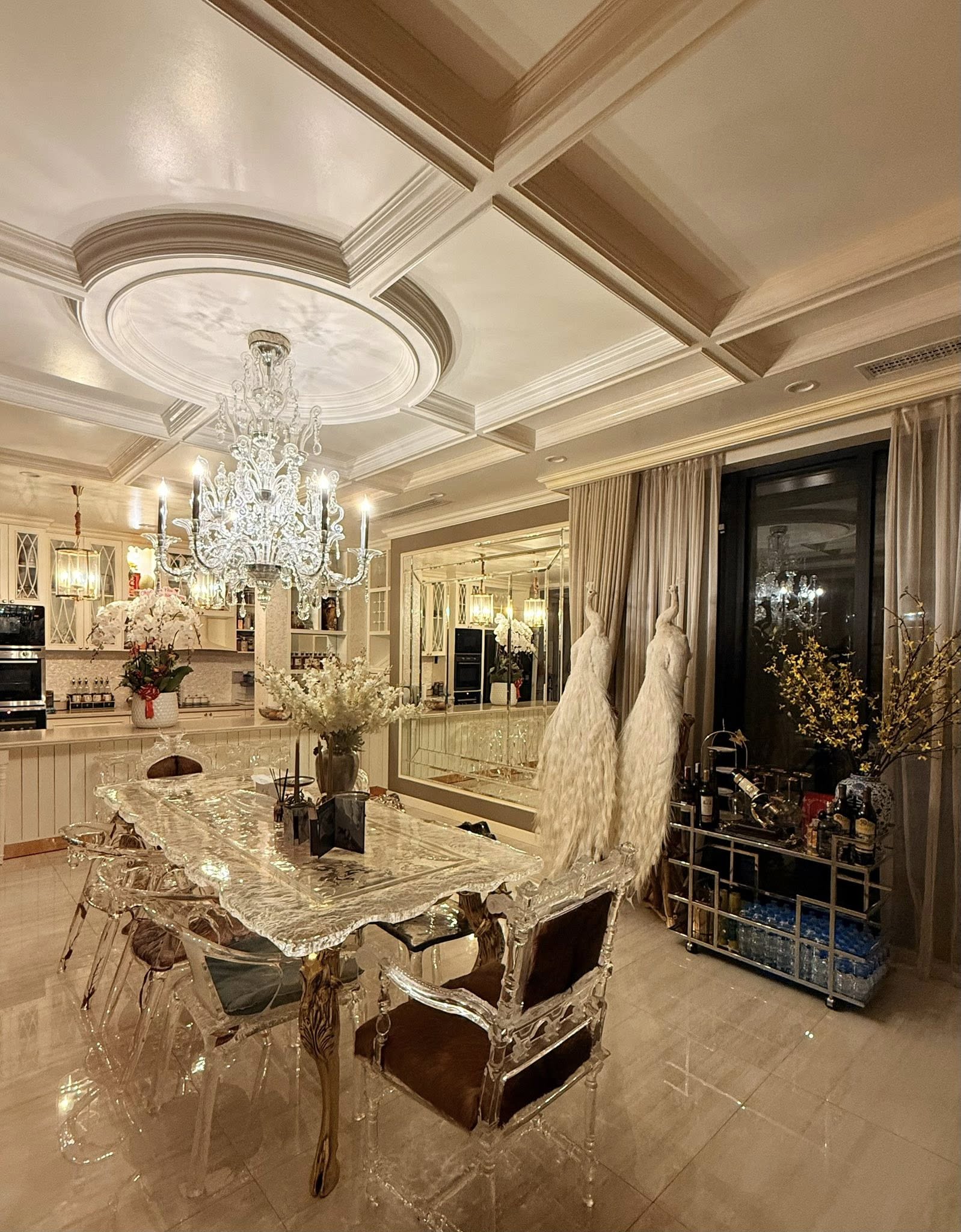 Lệ Quyên sống sang chảnh trong biệt thự 600m2, tuyên bố 3,6 tỷ chỉ đủ xây cổng nhà - Ảnh 9.