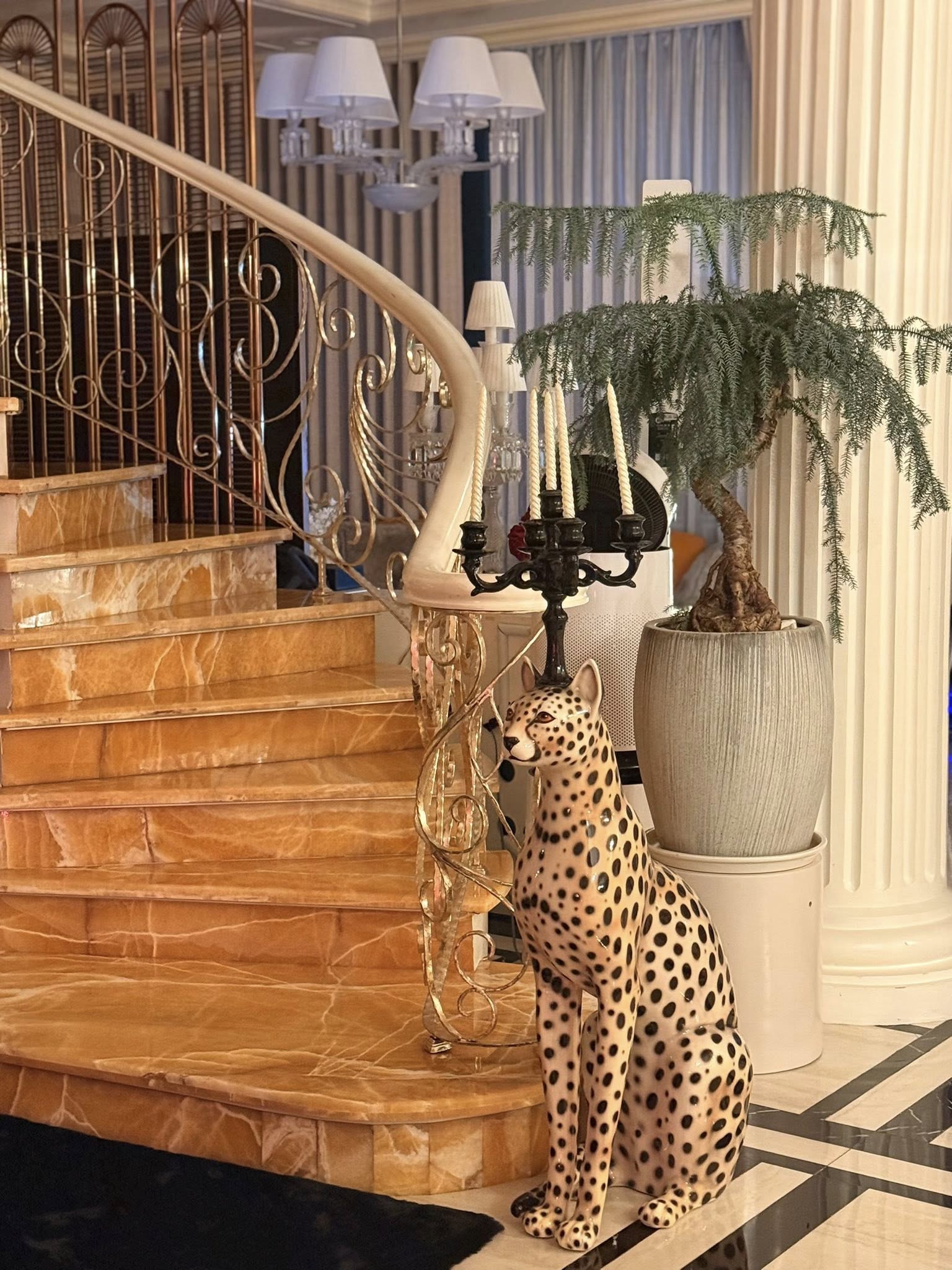 Lệ Quyên sống sang chảnh trong biệt thự 600m2, tuyên bố 3,6 tỷ chỉ đủ xây cổng nhà - Ảnh 11.