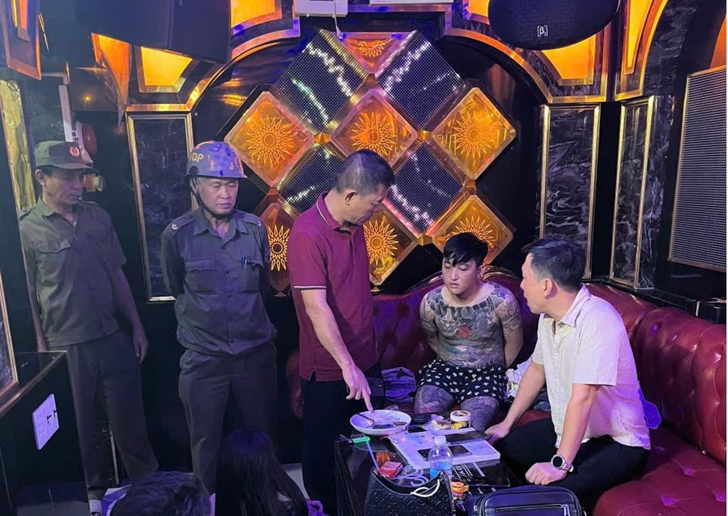 Khám xét, bắt giữ Nguyễn Thị Mỹ Dung và 4 người đàn ông - Ảnh 2.