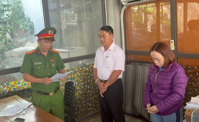 Thi hành lệnh bắt tạm giam Giám đốc Hợp tác xã Vũ Thị Quỳnh Hương 68 tuổi- Ảnh 1.