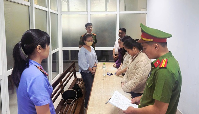 Thi hành lệnh bắt tạm giam Giám đốc Hợp tác xã Vũ Thị Quỳnh Hương 68 tuổi- Ảnh 2.