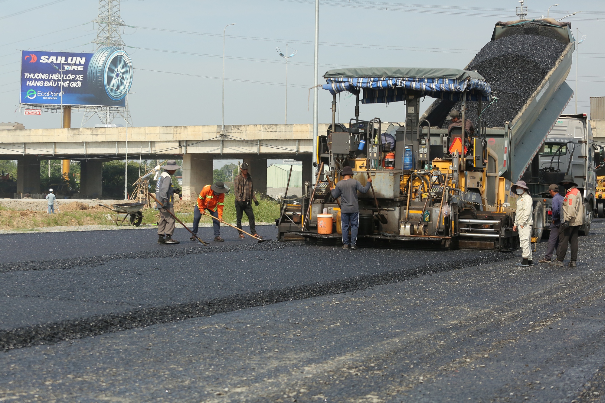 Hối hả công trường Vành đai 3 TPHCM qua Tây Ninh sắp thông xe kỹ thuật - Ảnh 3.