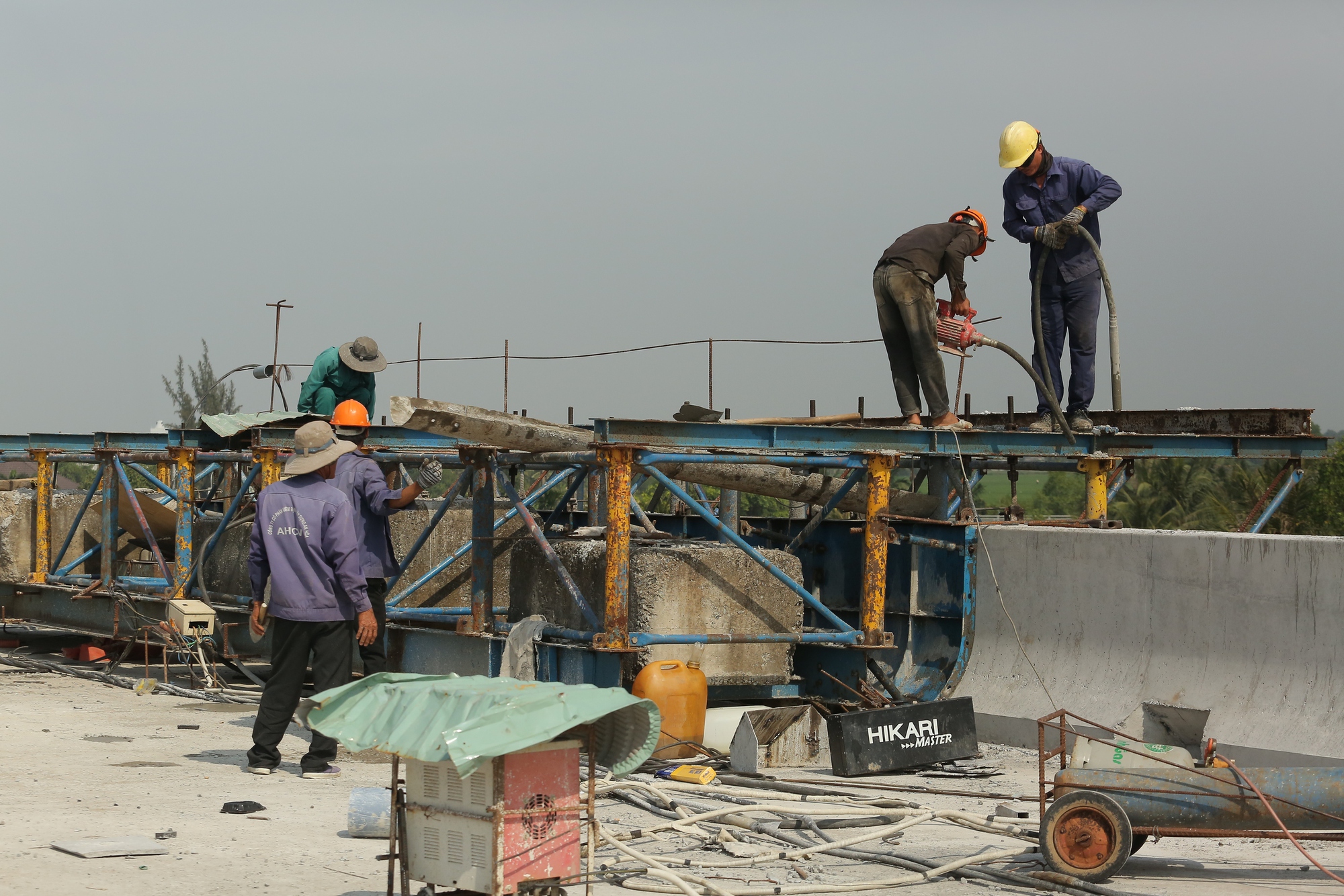 Hối hả công trường Vành đai 3 TPHCM qua Tây Ninh sắp thông xe kỹ thuật - Ảnh 9.