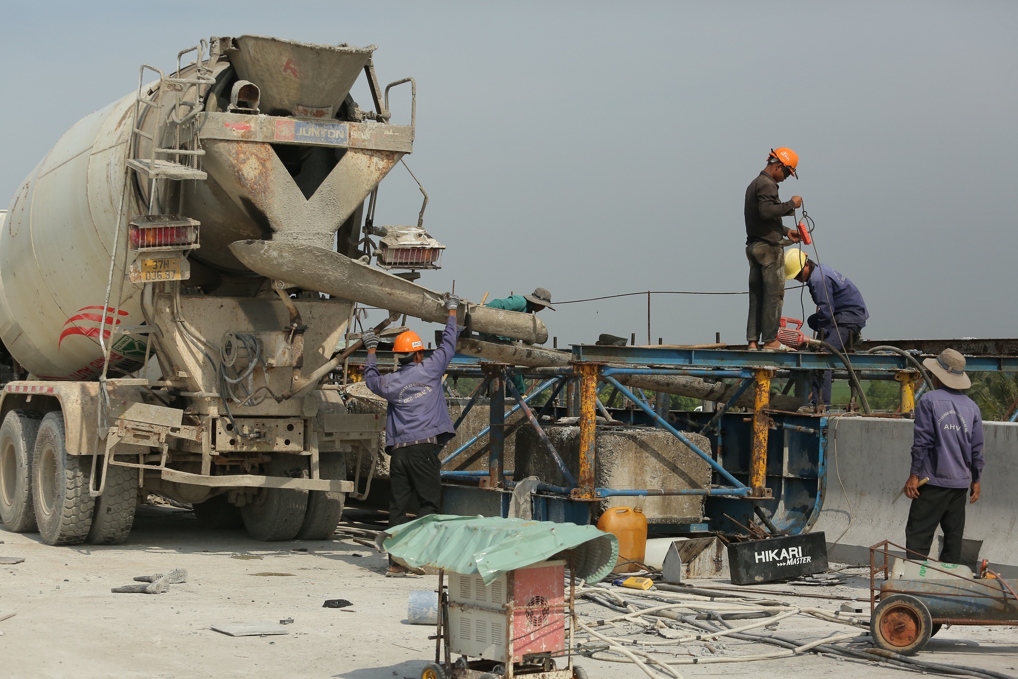 Hối hả công trường Vành đai 3 TPHCM qua Tây Ninh sắp thông xe kỹ thuật - Ảnh 1.