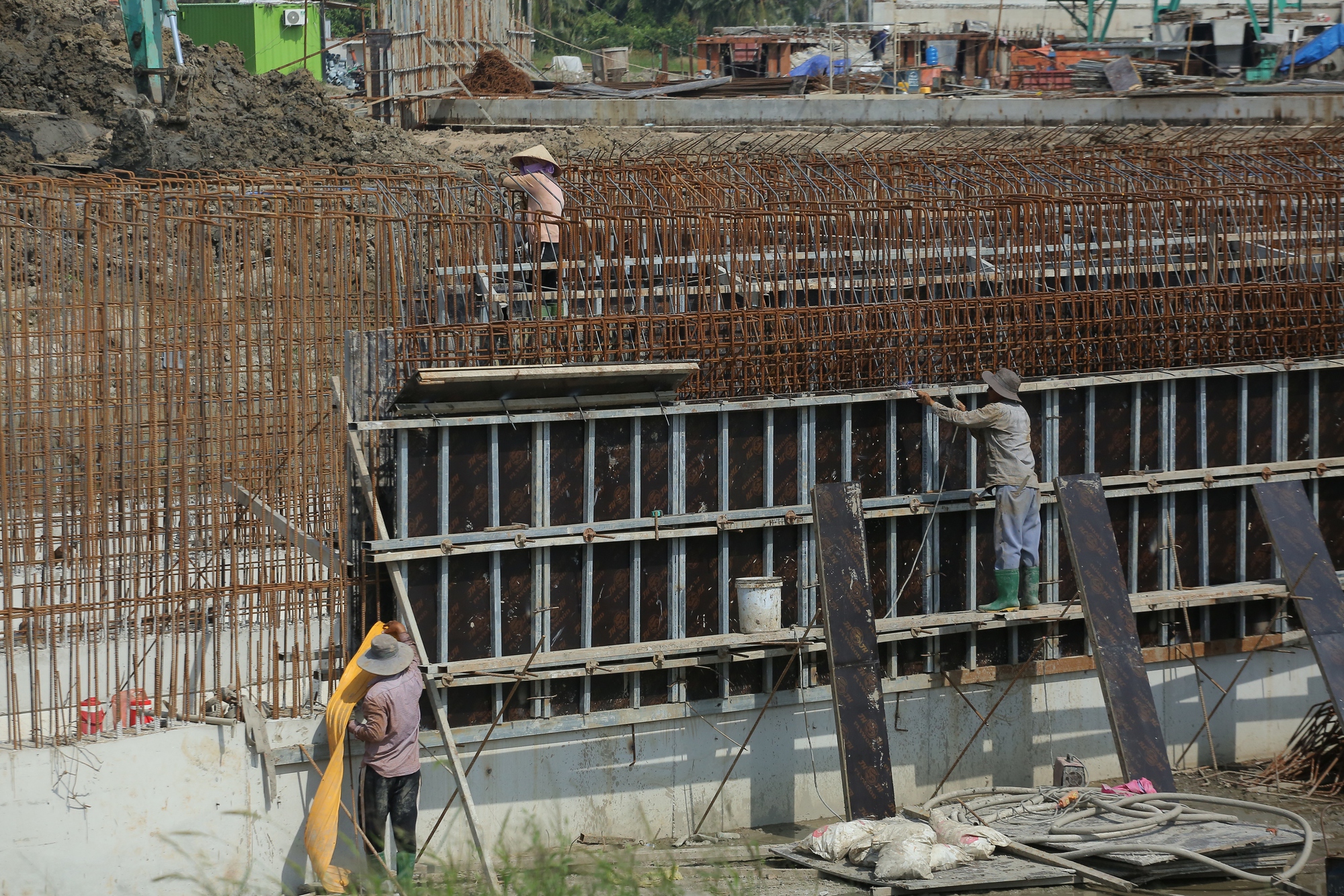 Hối hả công trường Vành đai 3 TPHCM qua Tây Ninh sắp thông xe kỹ thuật - Ảnh 5.