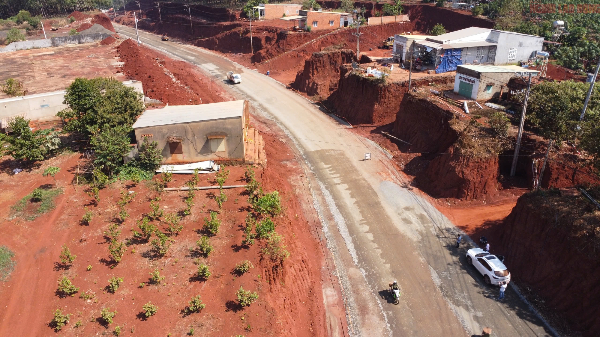 Toàn cảnh vụ nhà dân cheo leo bên mép vực gây bức xúc ở Đồng Nai- Ảnh 1.