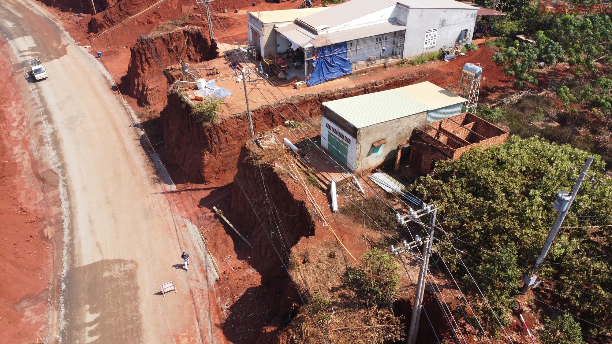 Toàn cảnh vụ nhà dân cheo leo bên mép vực gây bức xúc ở Đồng Nai- Ảnh 2.
