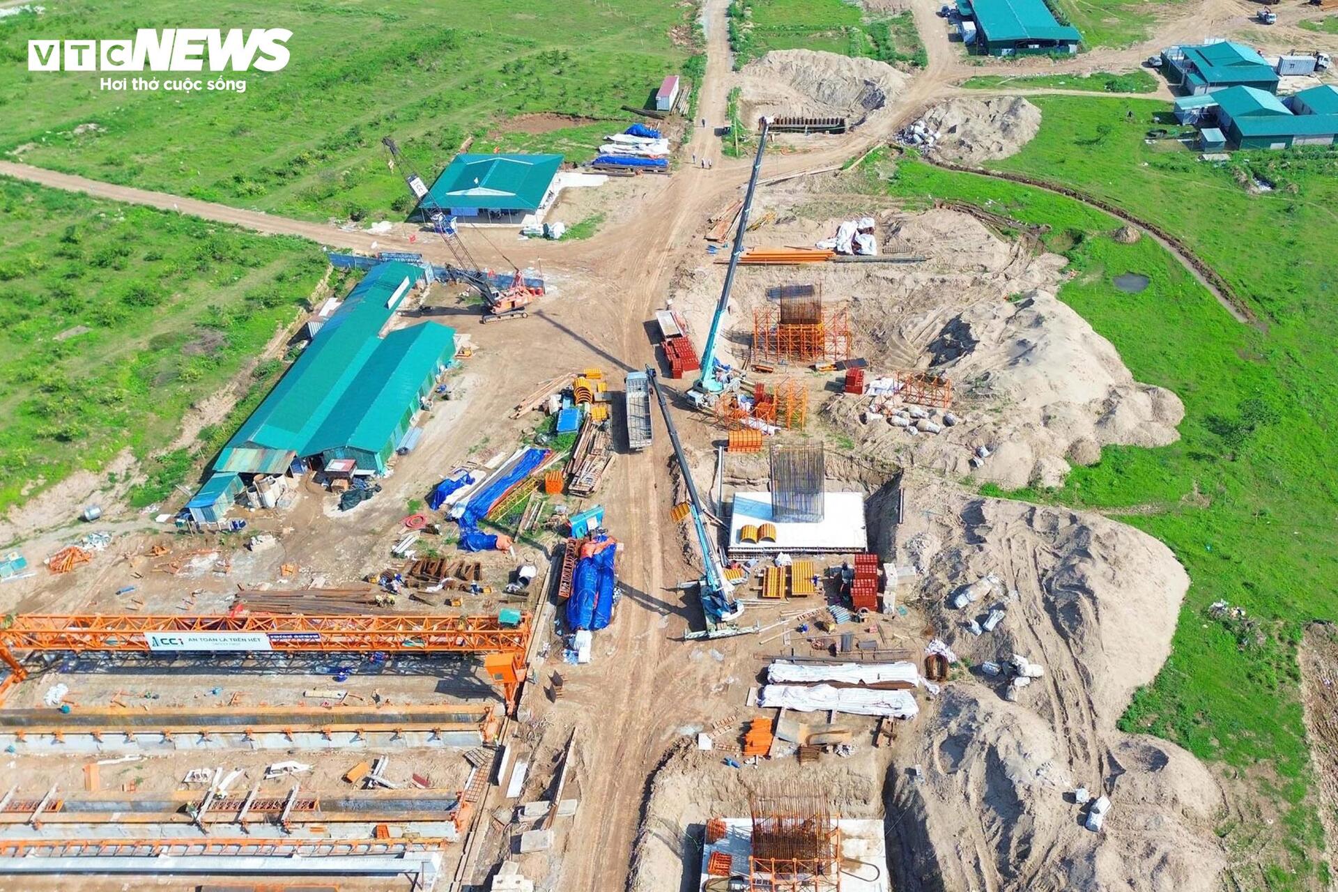 Đại công trường cầu Hồng Hà vượt sông Hồng sau 5 tháng thi công- Ảnh 12.