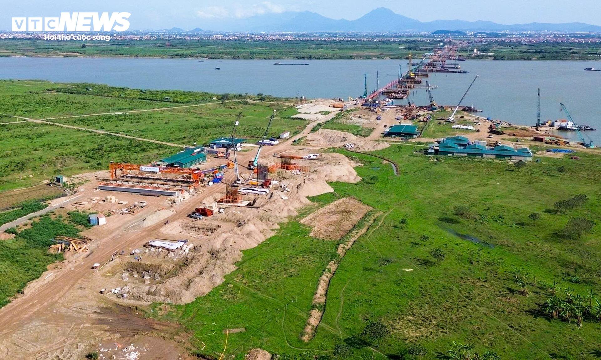 Đại công trường cầu Hồng Hà vượt sông Hồng sau 5 tháng thi công- Ảnh 1.