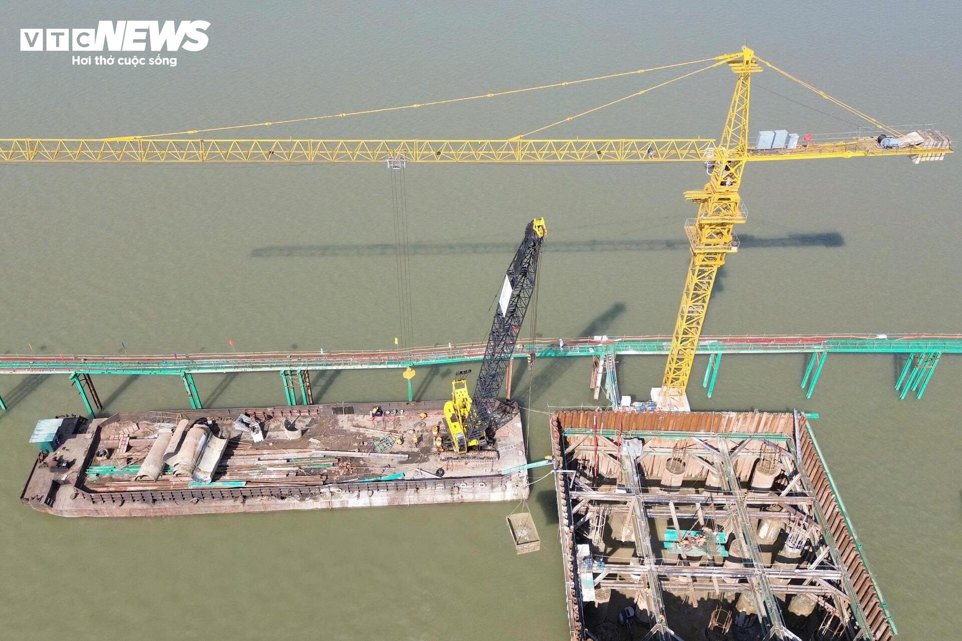 Đại công trường cầu Hồng Hà vượt sông Hồng sau 5 tháng thi công- Ảnh 4.