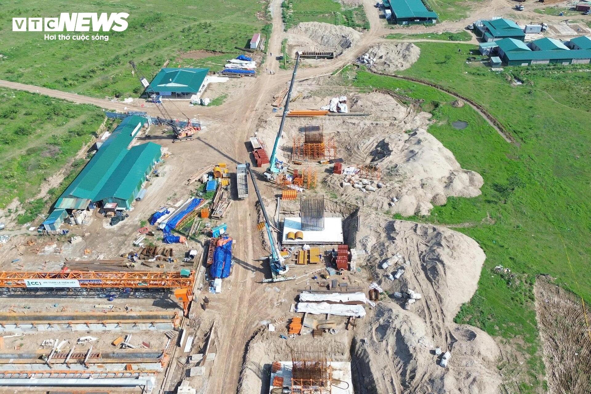 Đại công trường cầu Hồng Hà vượt sông Hồng sau 5 tháng thi công- Ảnh 8.