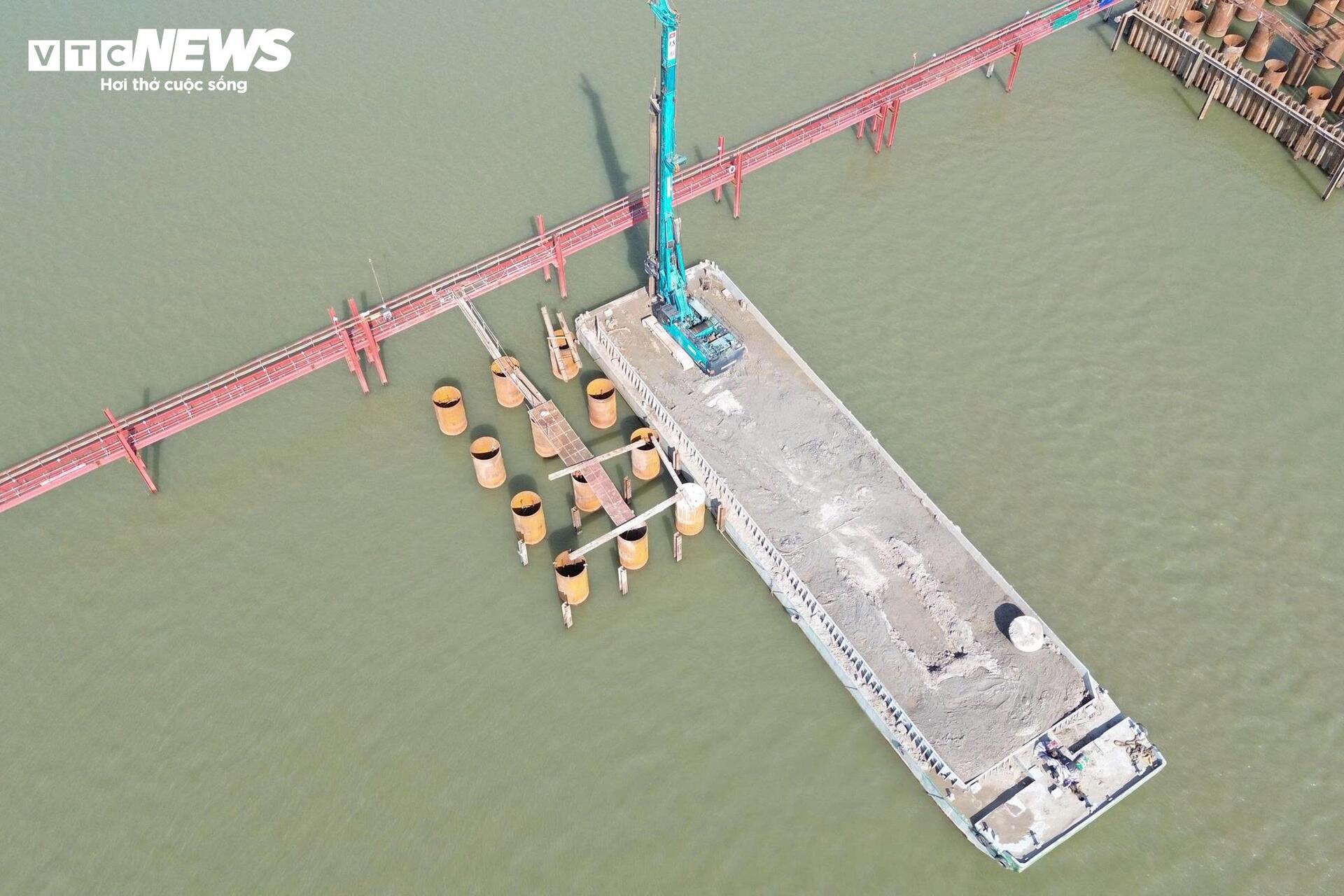 Đại công trường cầu Hồng Hà vượt sông Hồng sau 5 tháng thi công- Ảnh 6.