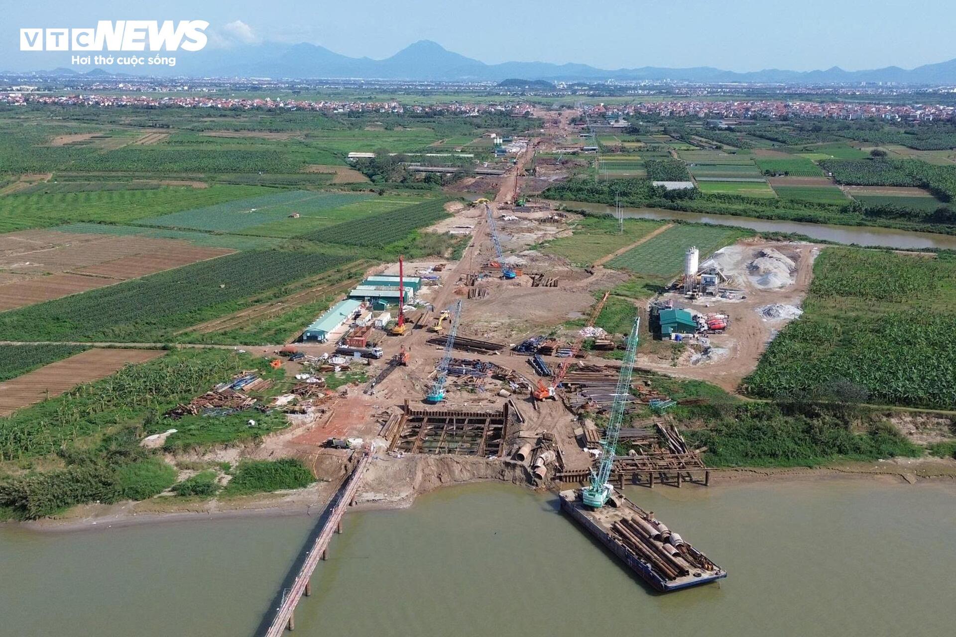 Đại công trường cầu Hồng Hà vượt sông Hồng sau 5 tháng thi công- Ảnh 9.