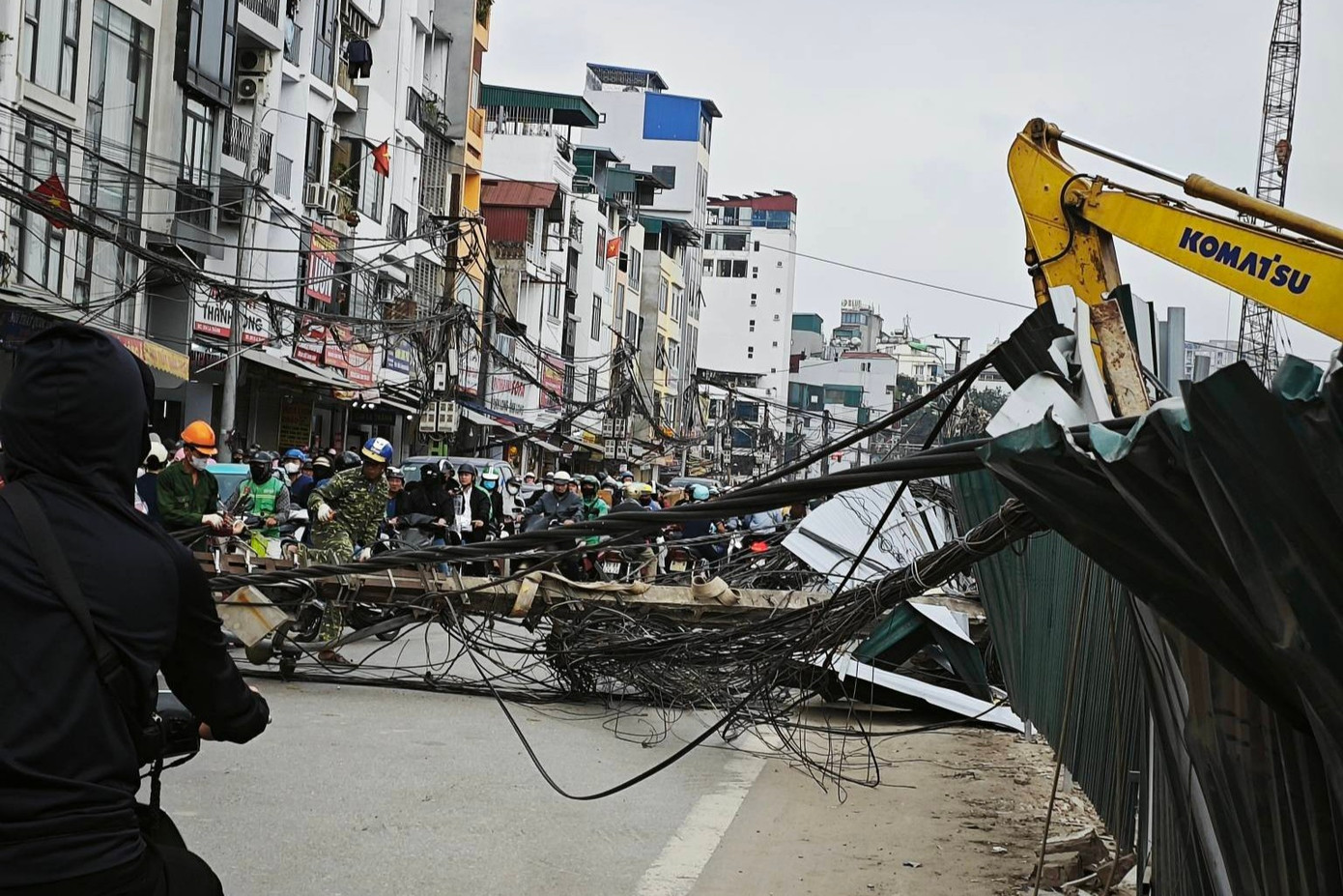 Hà Nội: Cột điện bất ngờ đổ chắn ngang đường La Thành- Ảnh 1.