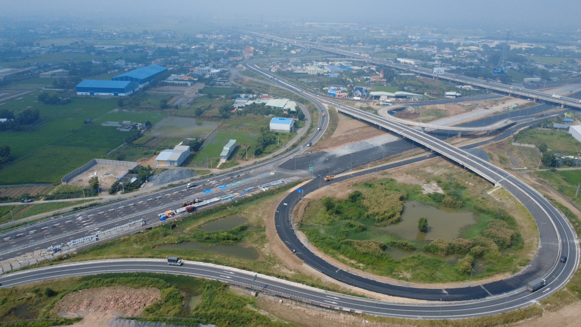 Hối hả công trường Vành đai 3 TPHCM qua Tây Ninh sắp thông xe kỹ thuật - Ảnh 2.