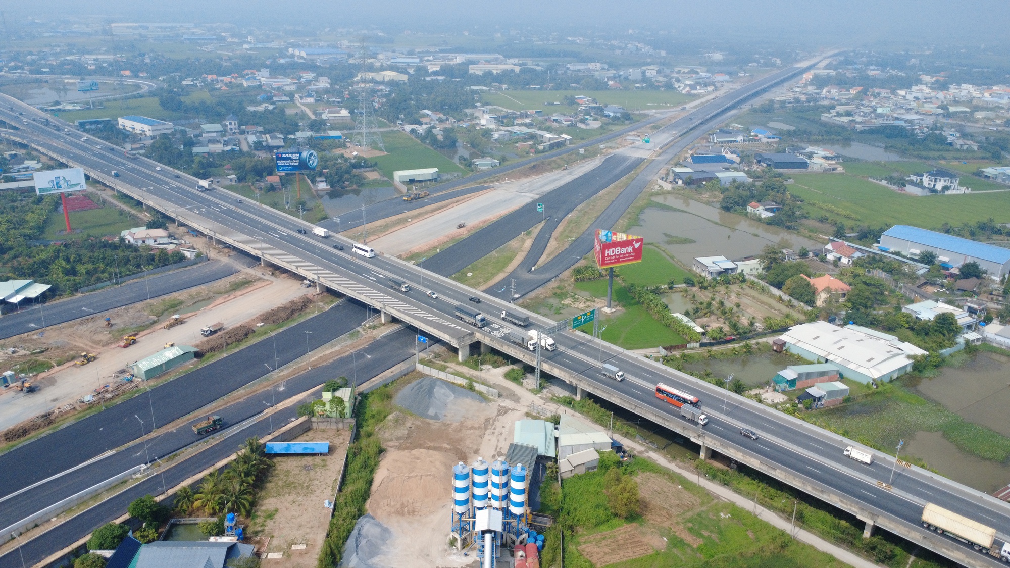 Hối hả công trường Vành đai 3 TPHCM qua Tây Ninh sắp thông xe kỹ thuật - Ảnh 15.