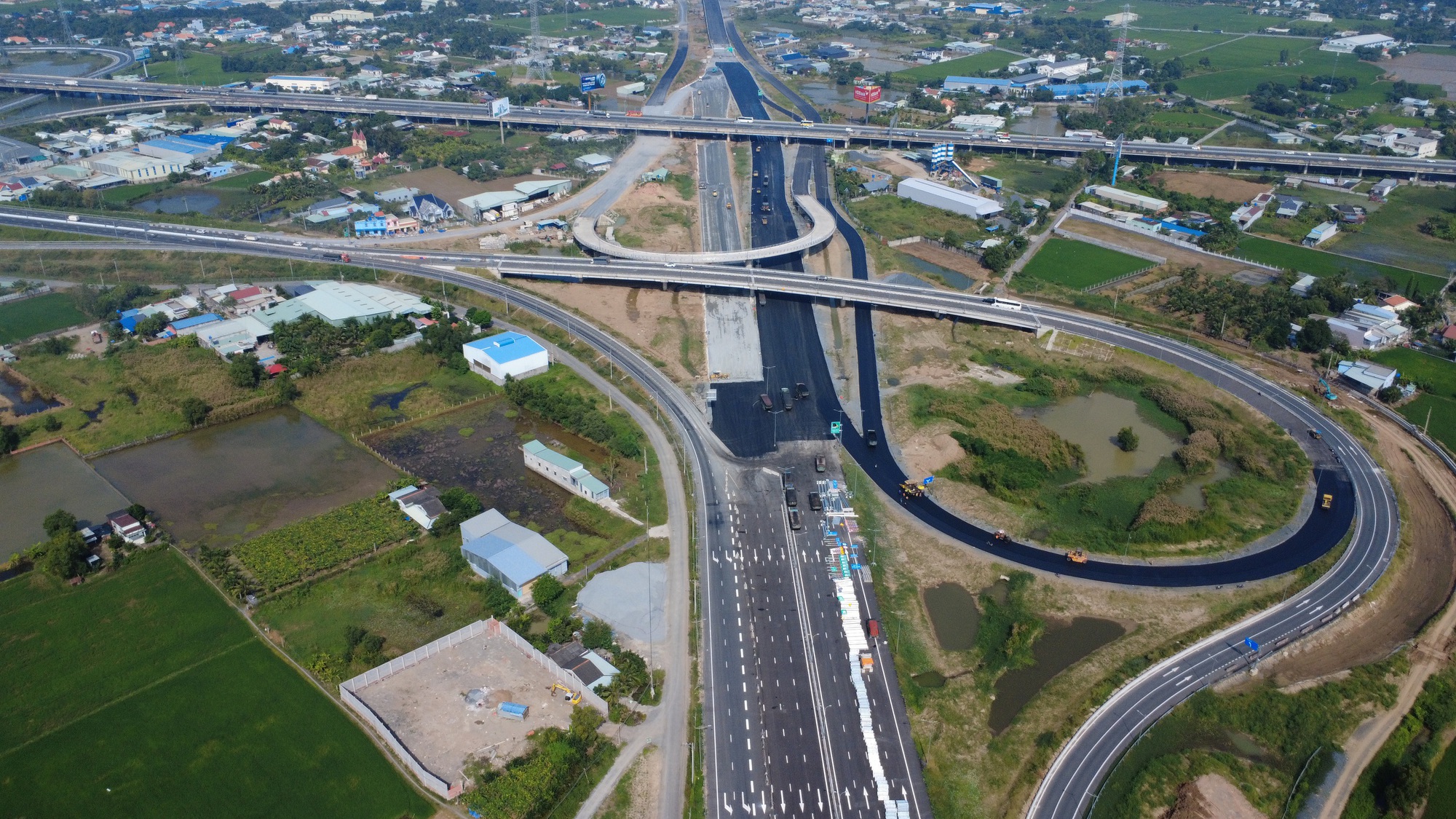 Hối hả công trường Vành đai 3 TPHCM qua Tây Ninh sắp thông xe kỹ thuật - Ảnh 4.