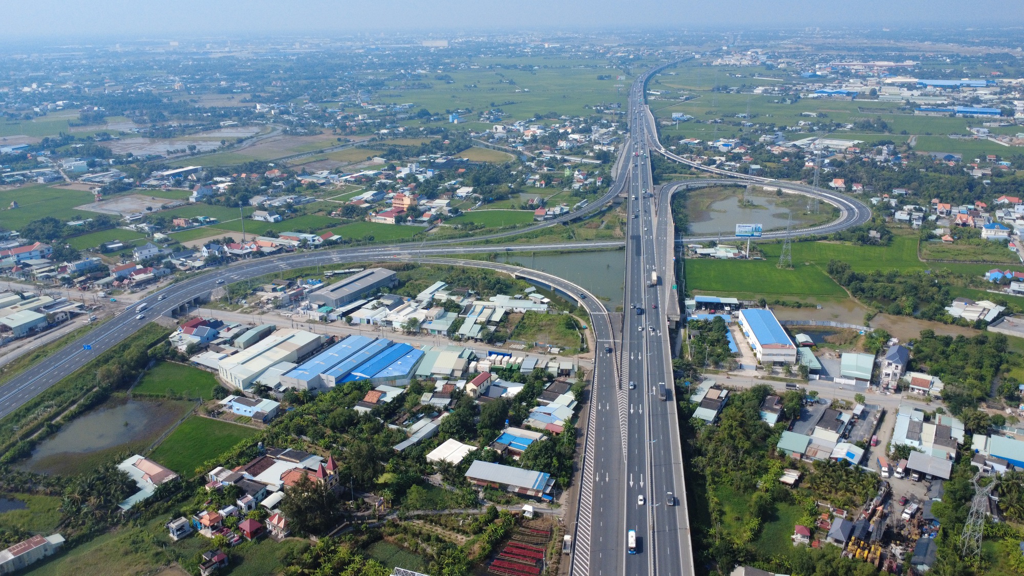 Hối hả công trường Vành đai 3 TPHCM qua Tây Ninh sắp thông xe kỹ thuật - Ảnh 6.